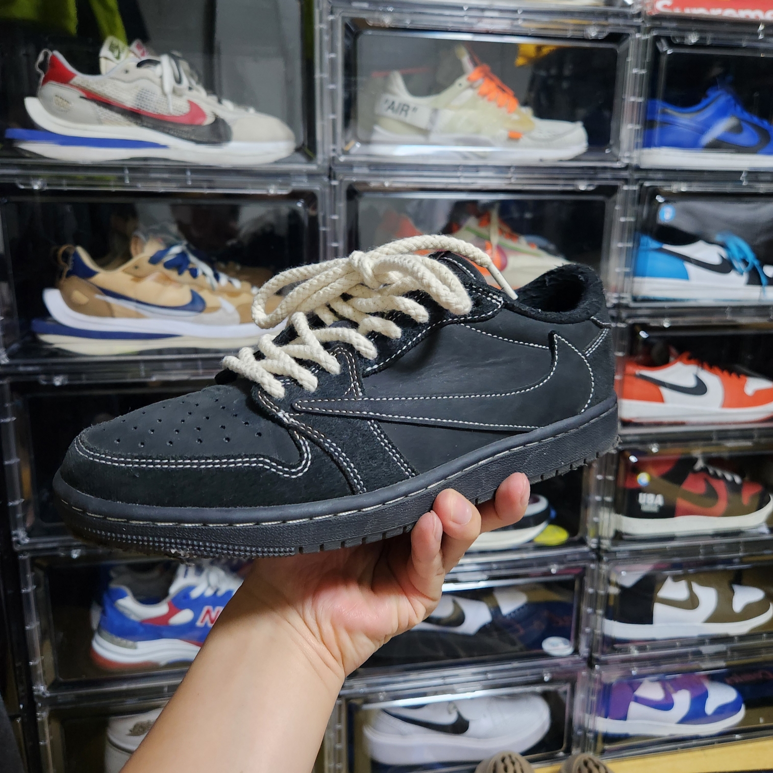 Maison Mihara Yasuhiro Blakey OG Sole Leather Low-top Sneakers Black, Jordan 1 x Travis Scott Retro Low OG SP Black Phantom 착용 스타일 - 1