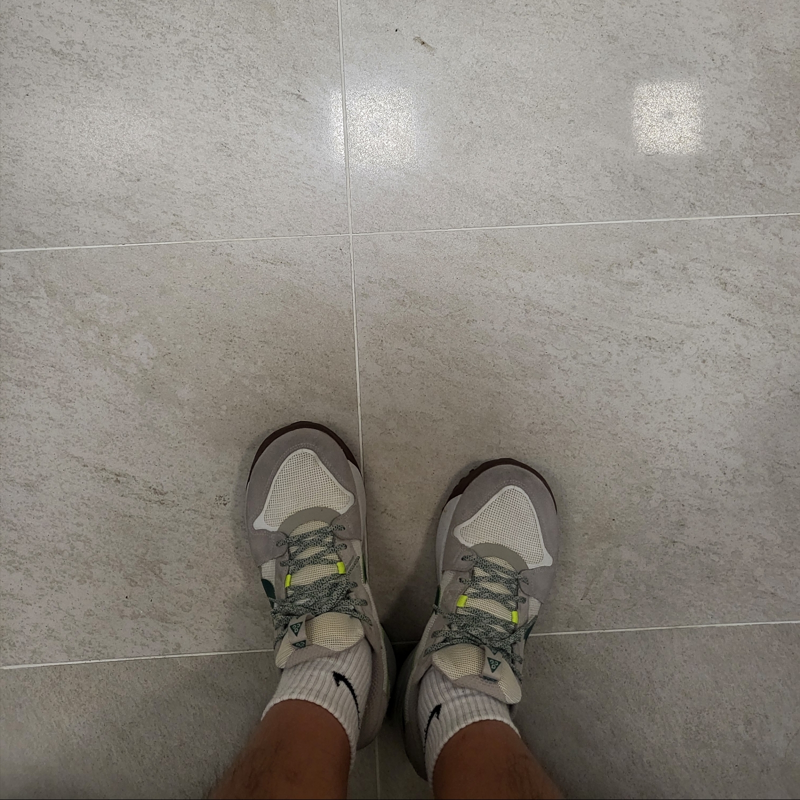 Nike ACG Lowcate Light Iron Ore 착용 스타일