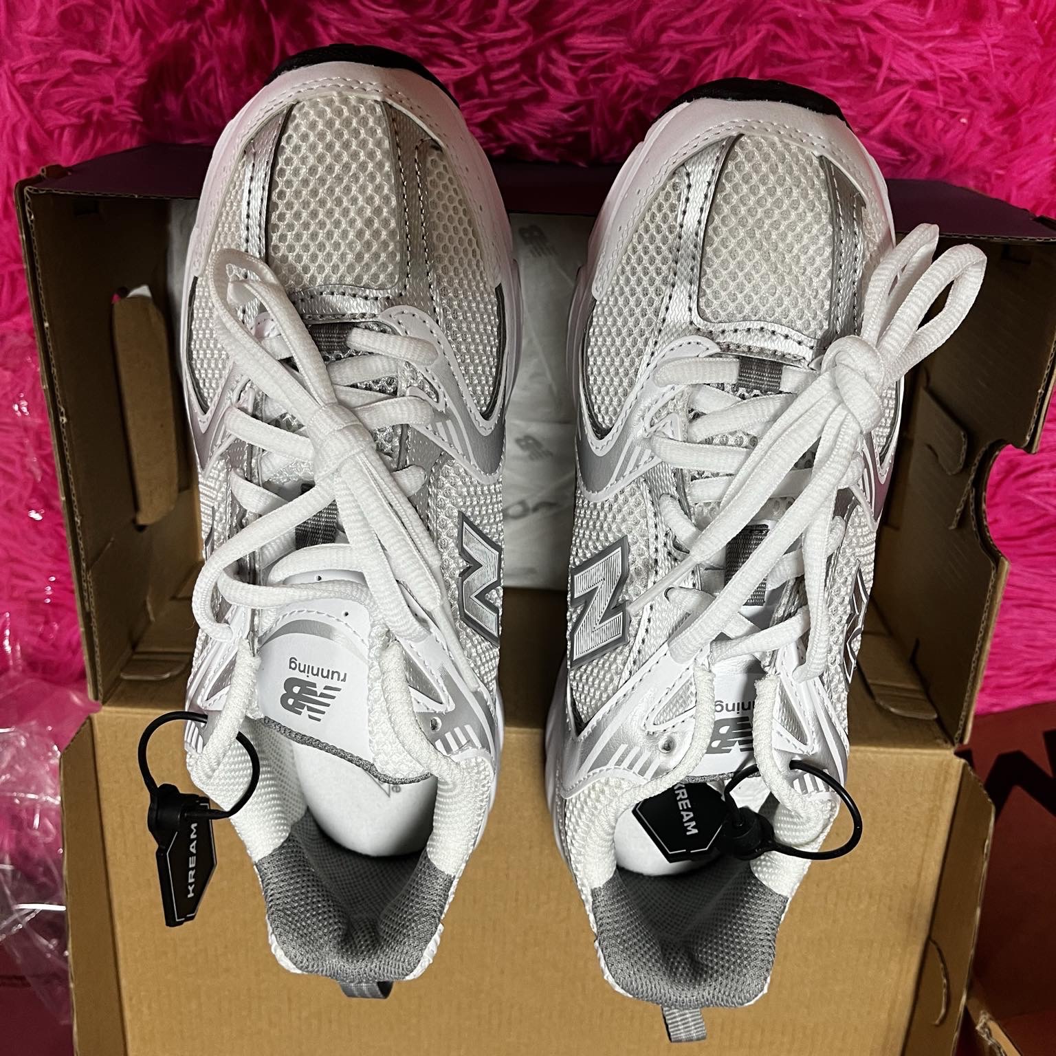 New Balance 530 White Silver 착용 스타일 - 2