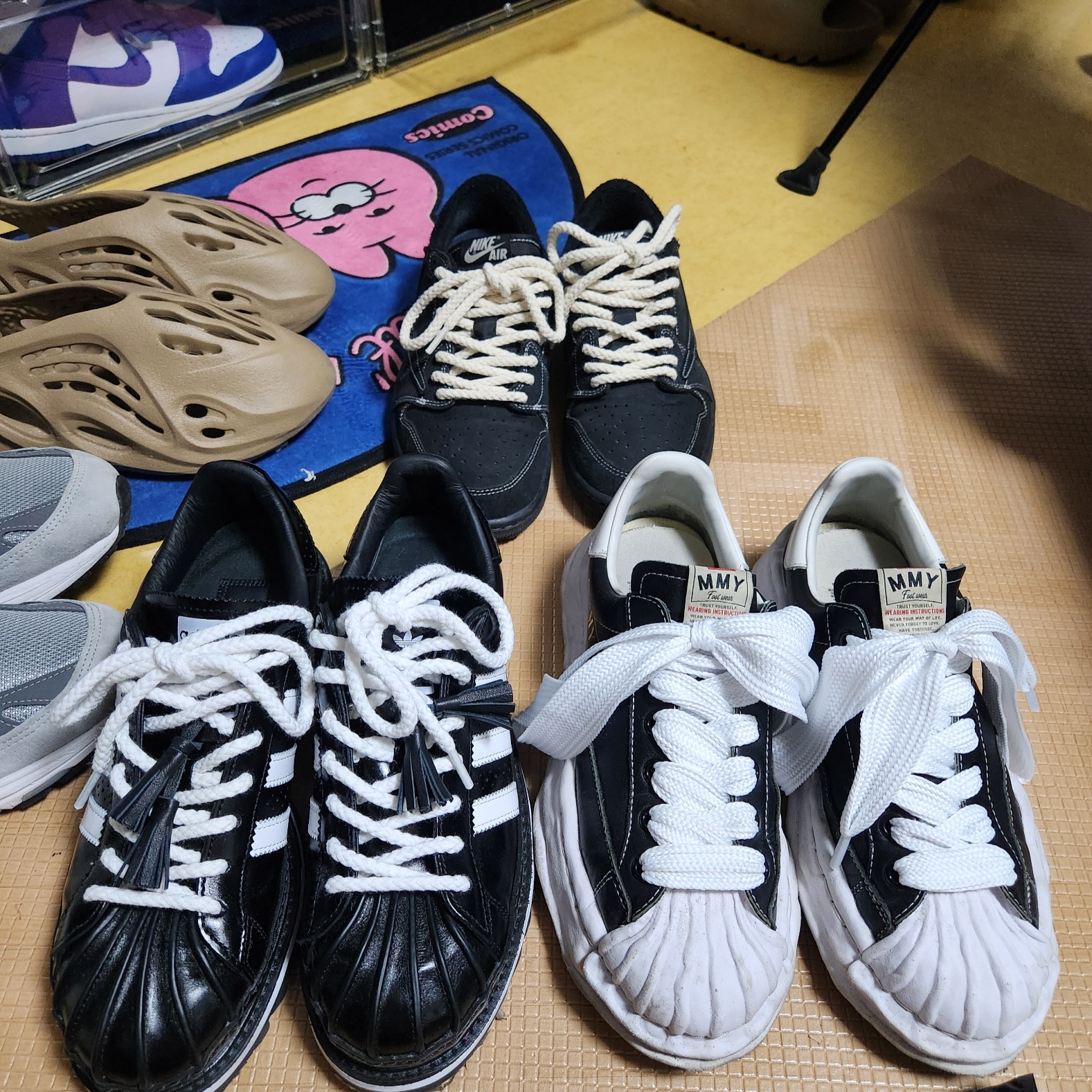 Maison Mihara Yasuhiro Blakey OG Sole Leather Low-top Sneakers Black, Jordan 1 x Travis Scott Retro Low OG SP Black Phantom 착용 스타일 - 4