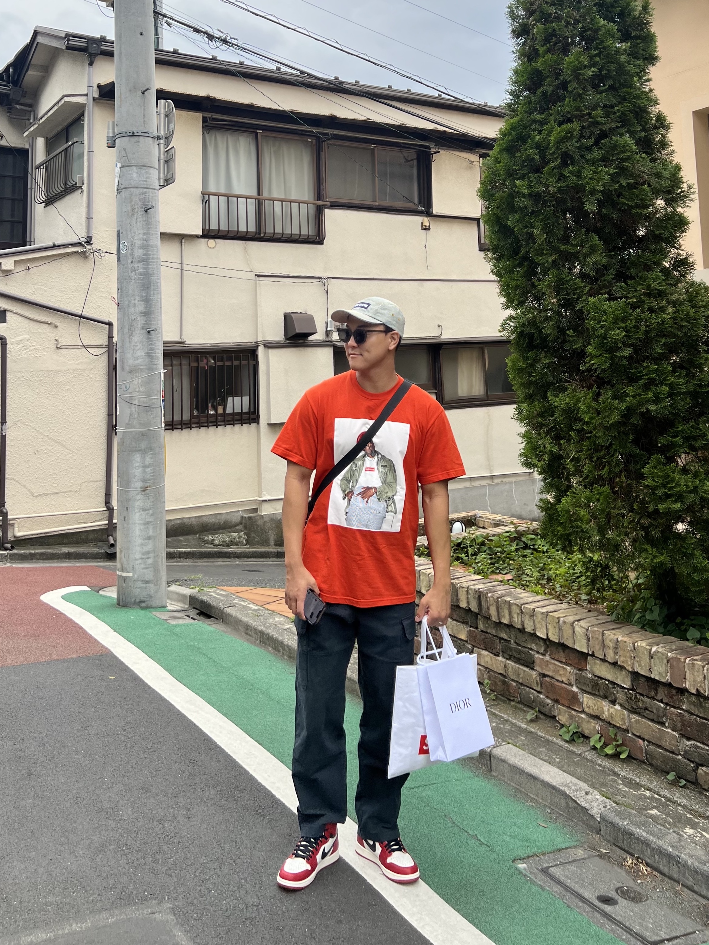 Supreme Denim Camp Cap Dirty Indigo - 23SS, Supreme Andre 3000 T-Shirt Tomato - 22FW 착용 스타일