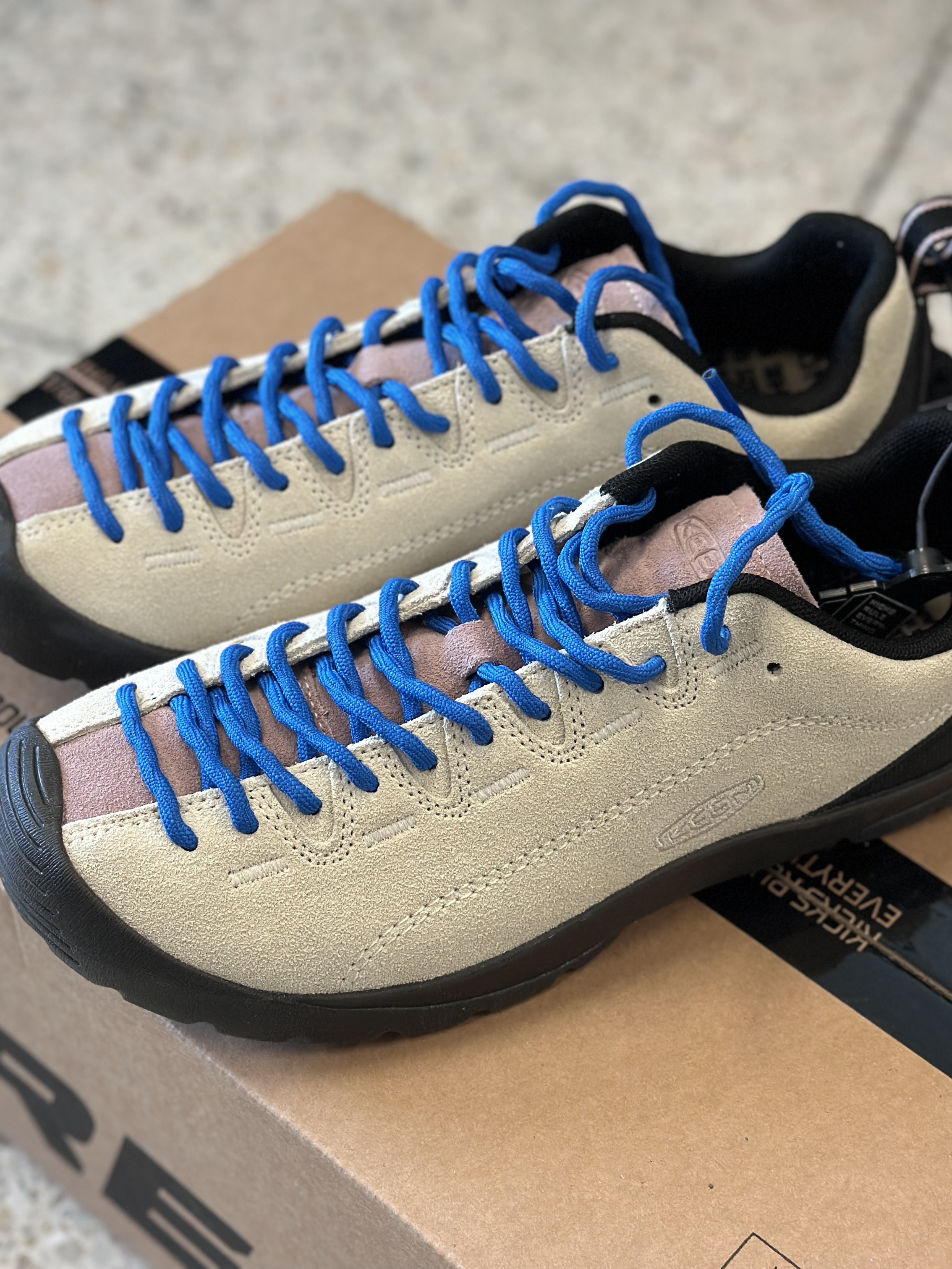 (W) Keen Jasper Suede Sneakers Birch Fawn 착용 스타일 - 3