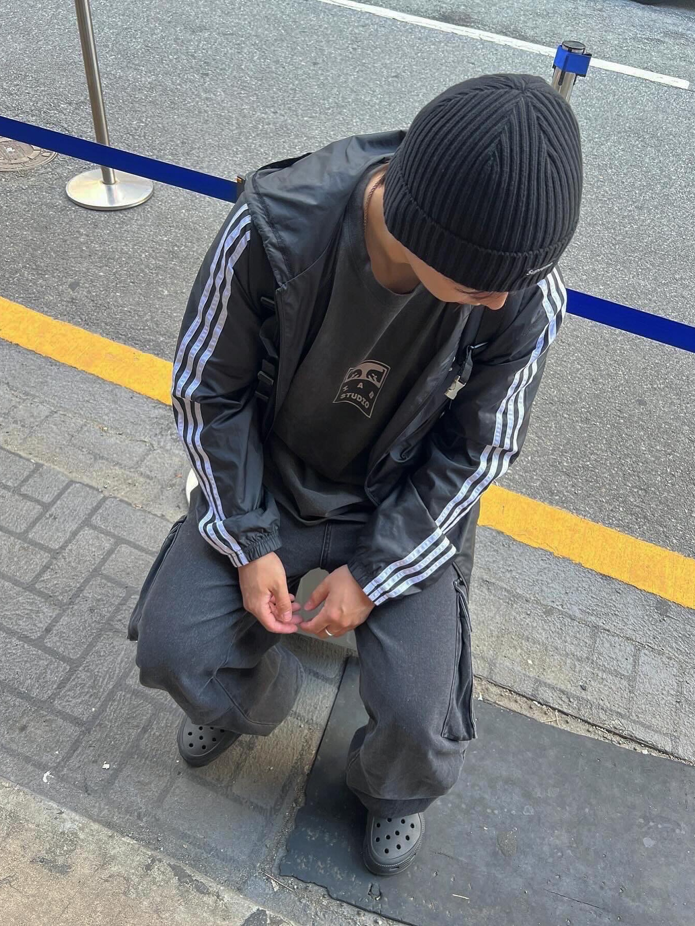 Supreme Overdyed Beanie Black, Adidas Adicolor Classics Hooded Full-Zip Track Jacket Black - US Sizing 착용 스타일 - 3