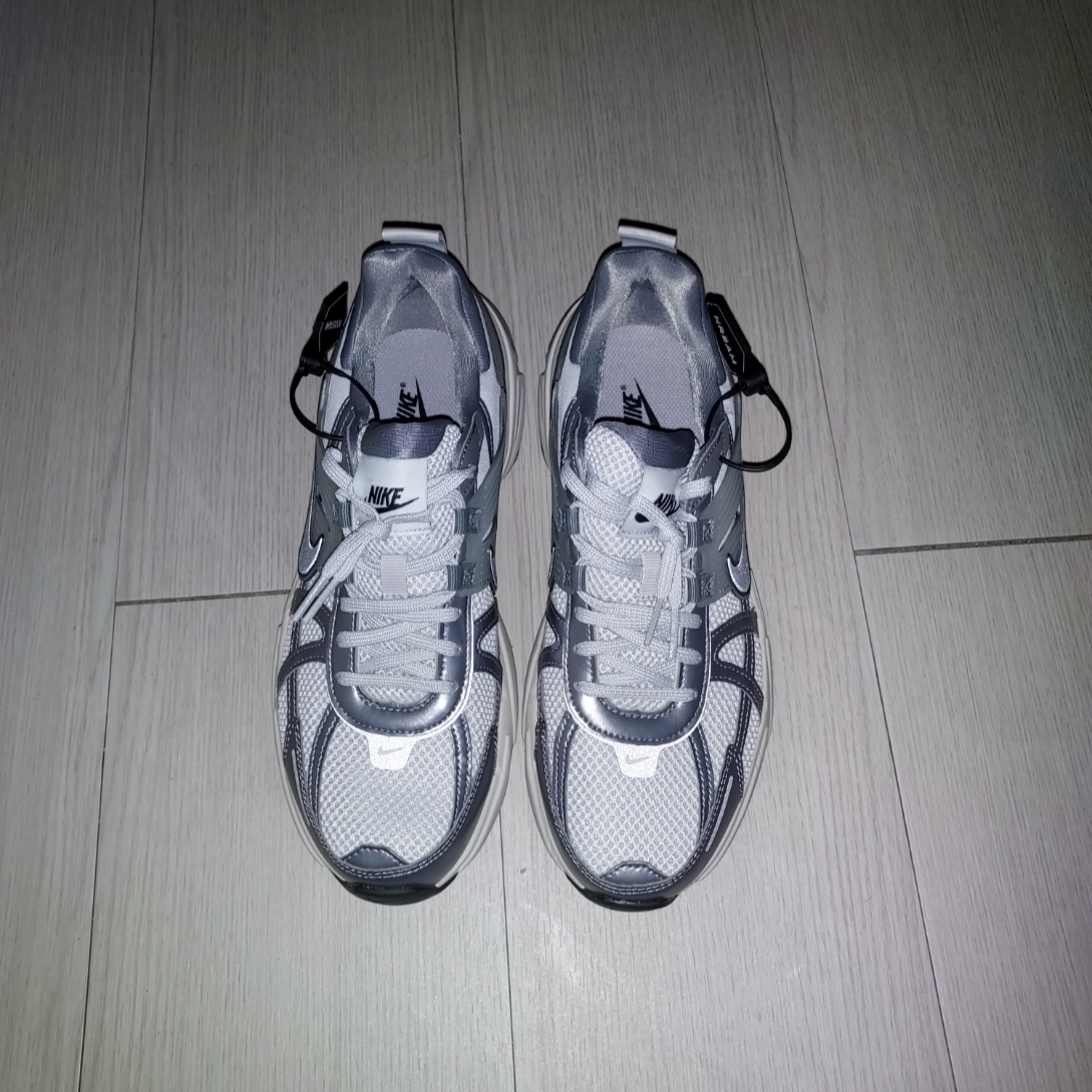 Nike V2K Run Pure Platinum Wolf Grey 착용 스타일 - 1