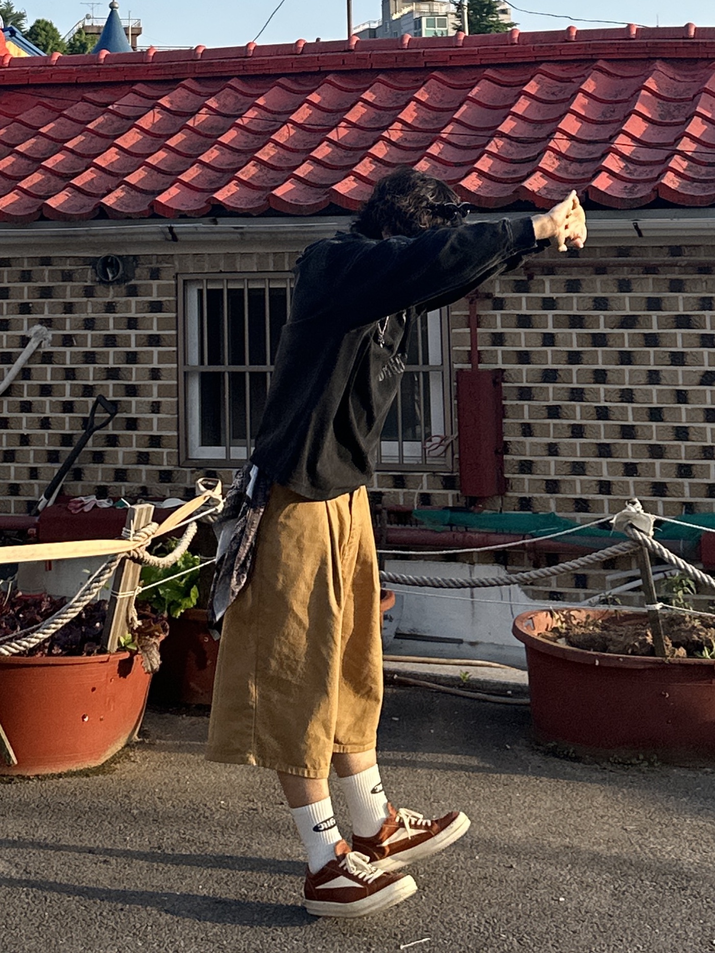 젠틀 몬스터 x 메종 마르지엘라 MM108 블랙 블랙, 릭 오웬스 빈티지 스니커즈 오렌지 착용 스타일 - 3