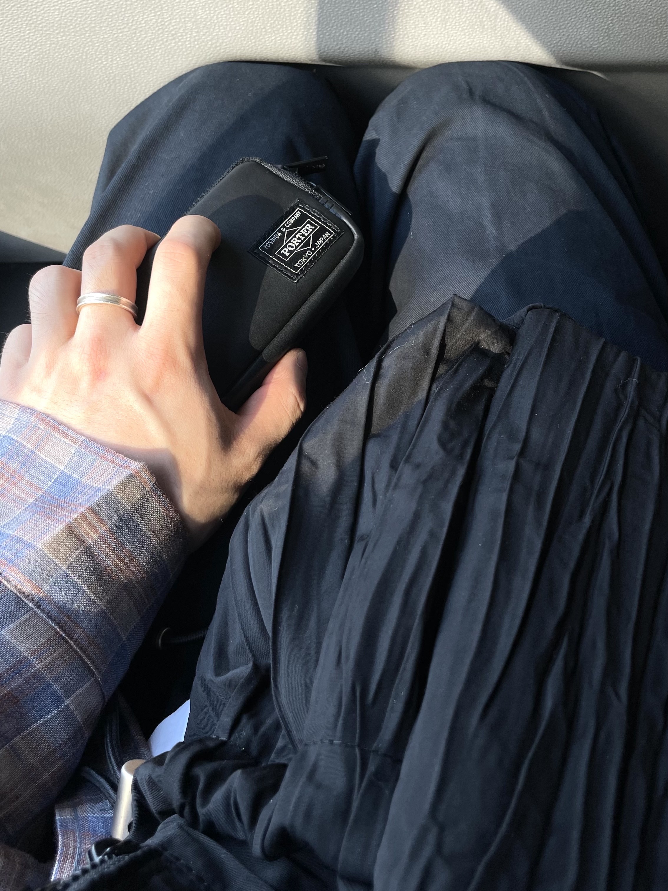 Porter Aloof Coin Case Black 착용 스타일
