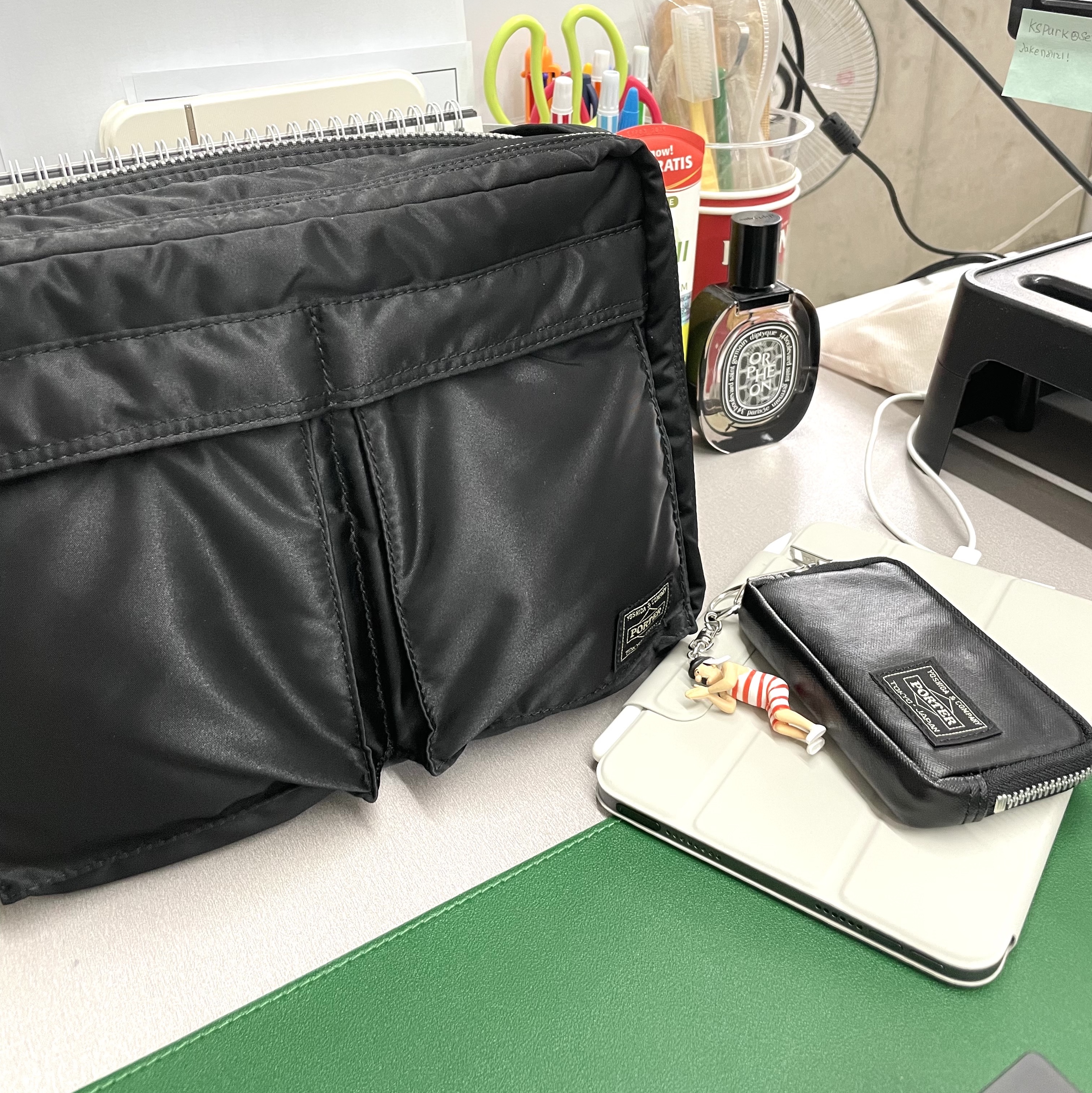 Porter Tanker Shoulder Bag L Black, Porter Freestyle Multi Coin Case Black 착용 스타일 - 1