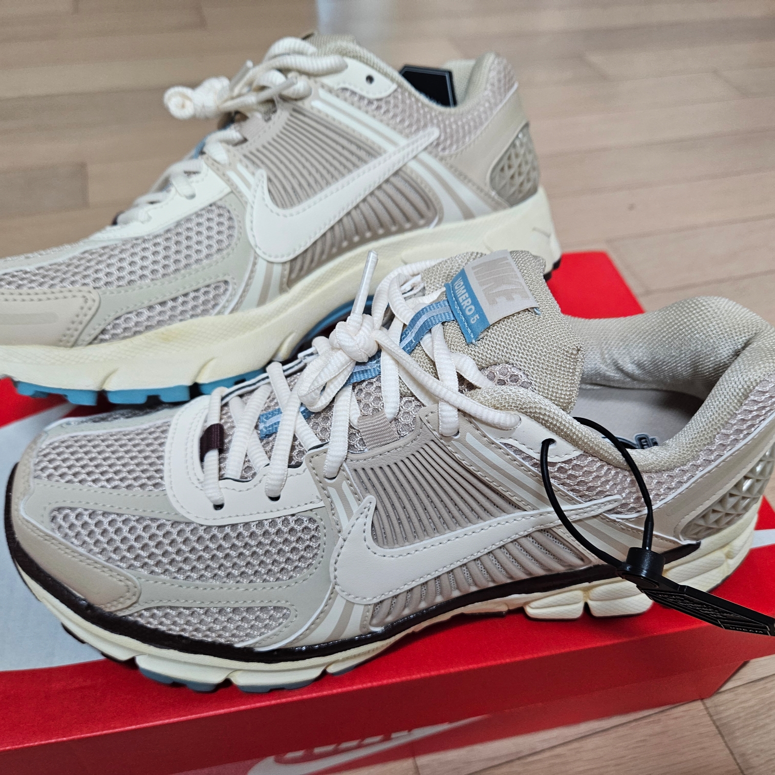 (W) Nike Zoom Vomero 5 Oatmeal 착용 스타일 - 1