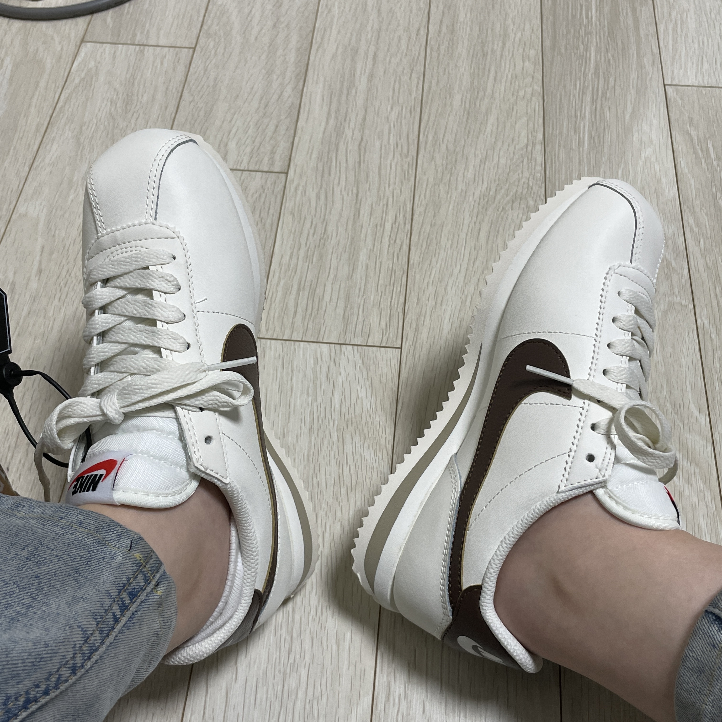 (W) Nike Cortez Sail Cacao Wow 착용 스타일