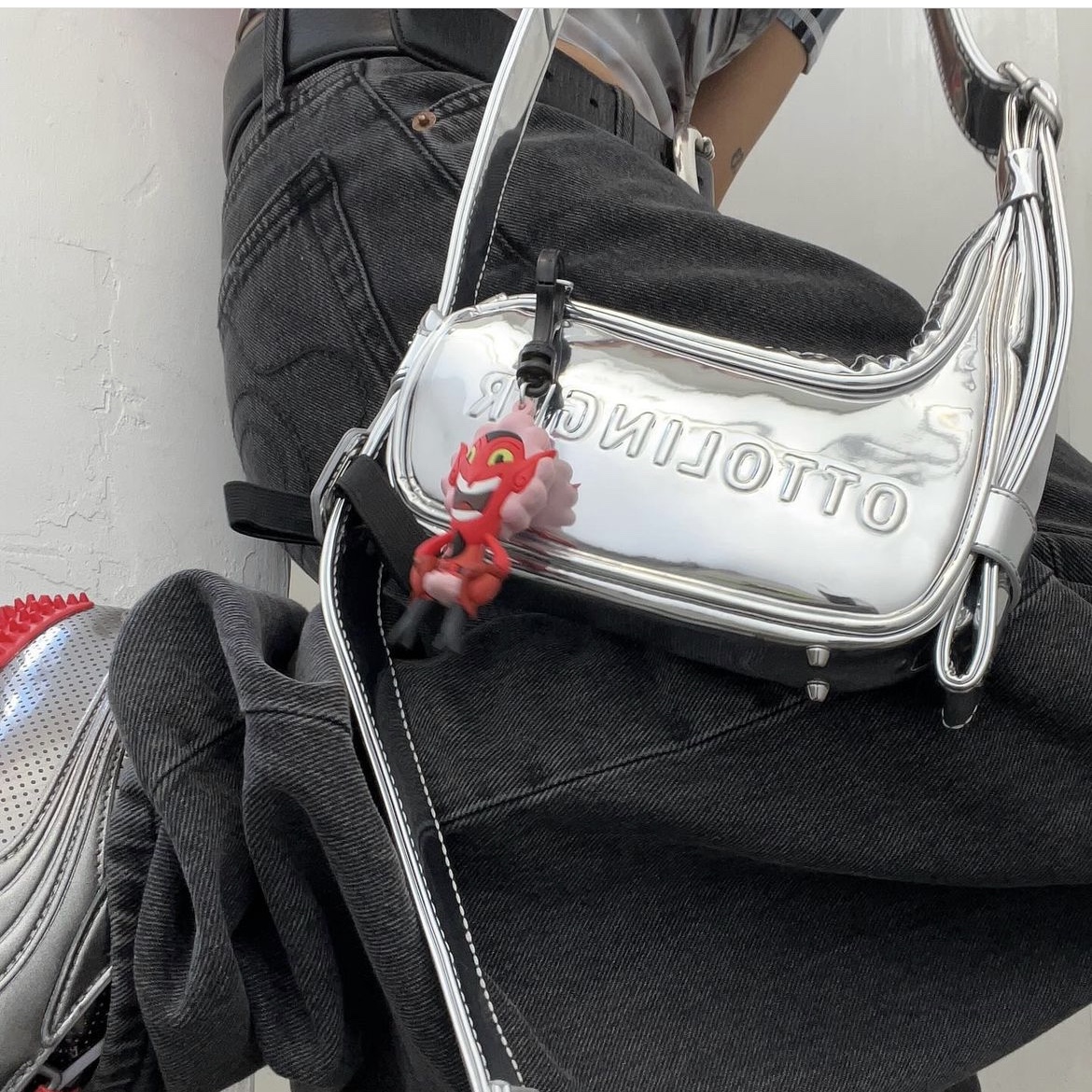 Ottolinger x Puma Small Bag Silver, Ottolinger x Puma Women Mostro Lo Aged Silver Red 착용 스타일 - 2