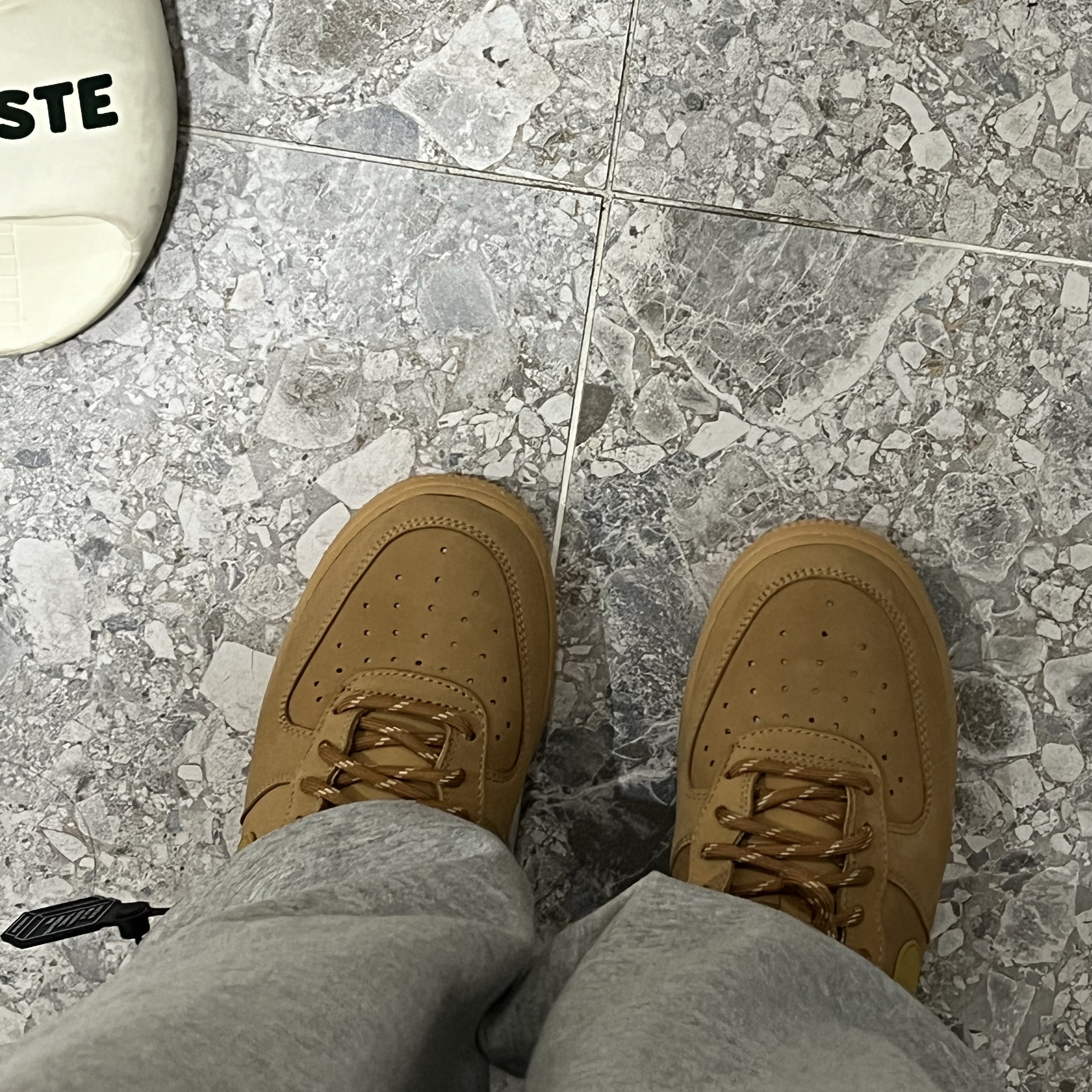 Nike Air Force 1 '07 WB Flax 착용 스타일