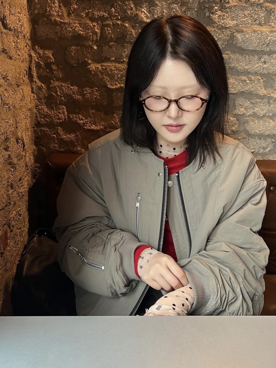 [KREAM 단독] Haleine Roundneck Bomber Khaki Grey 착용 스타일