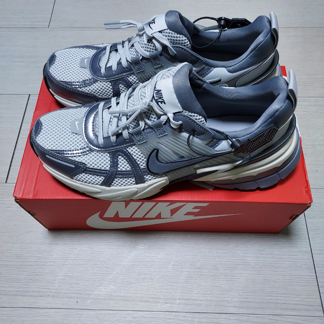 Nike V2K Run Pure Platinum Wolf Grey 착용 스타일 - 2