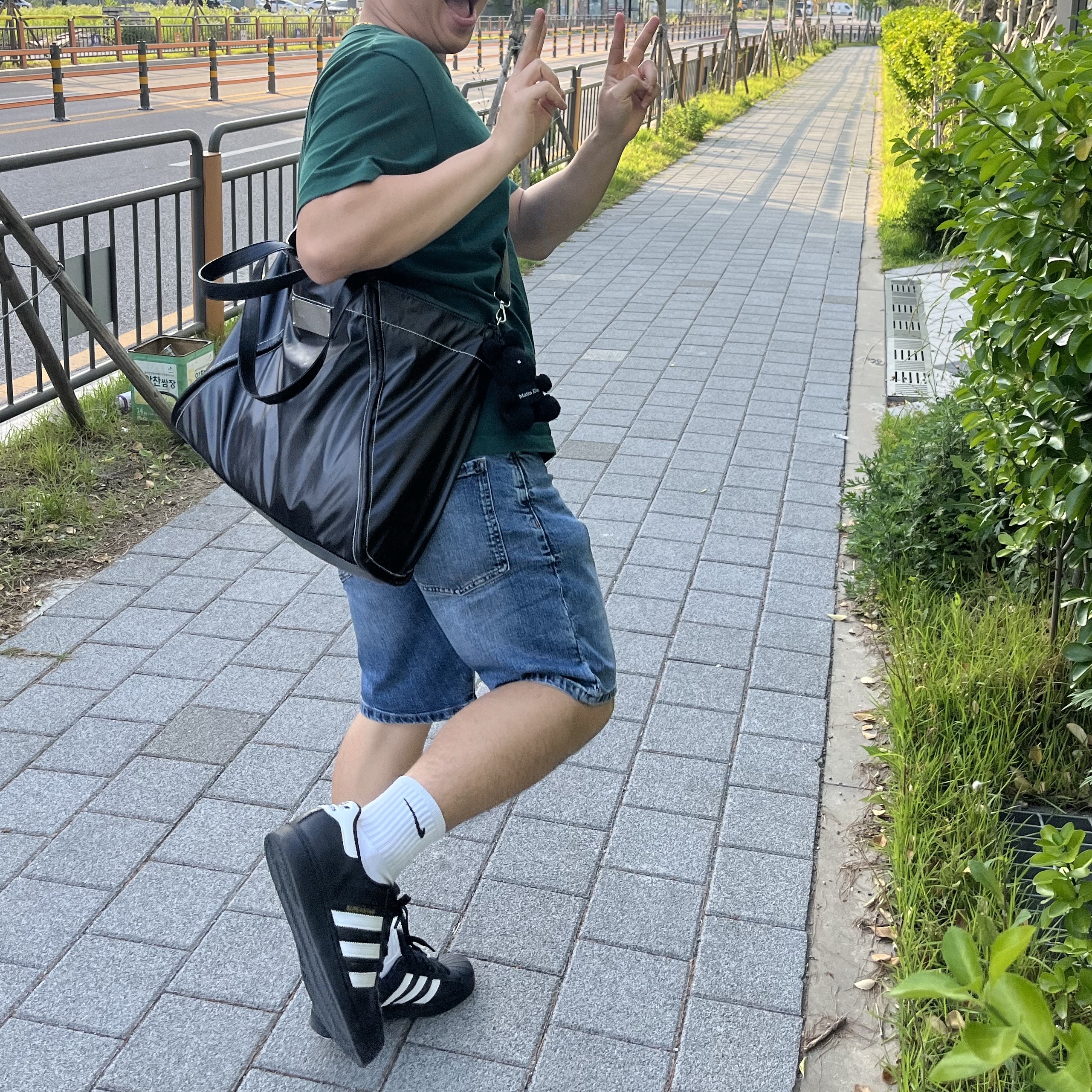 Matin Kim Big Coating Tote Bag Black, Adidas Superstar Core Black White 착용 스타일