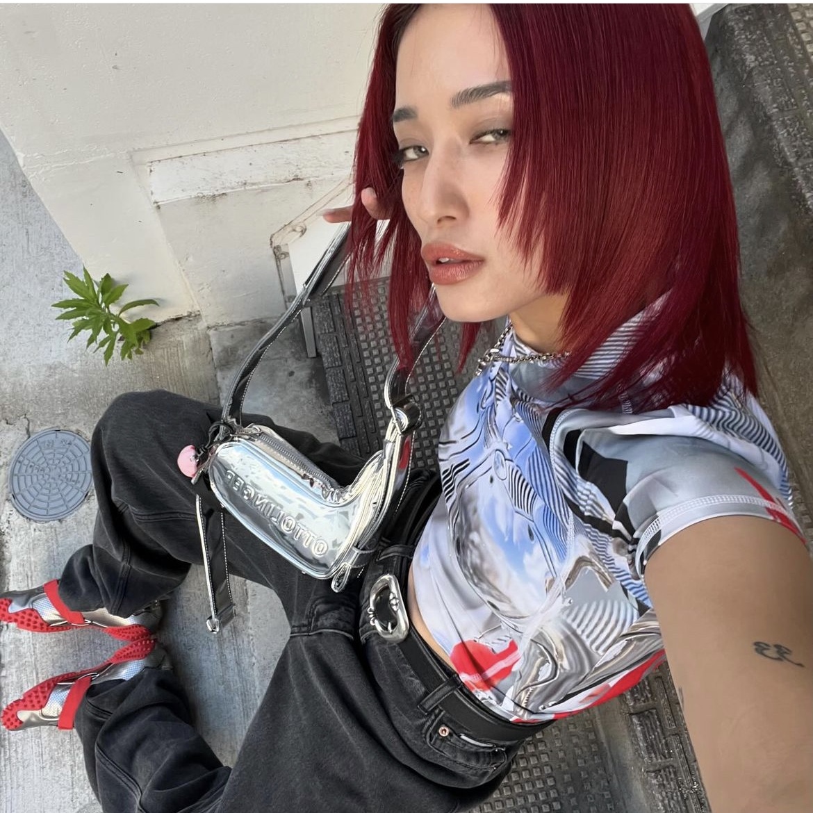Ottolinger x Puma Small Bag Silver, Ottolinger x Puma Women Mostro Lo Aged Silver Red 착용 스타일 - 4