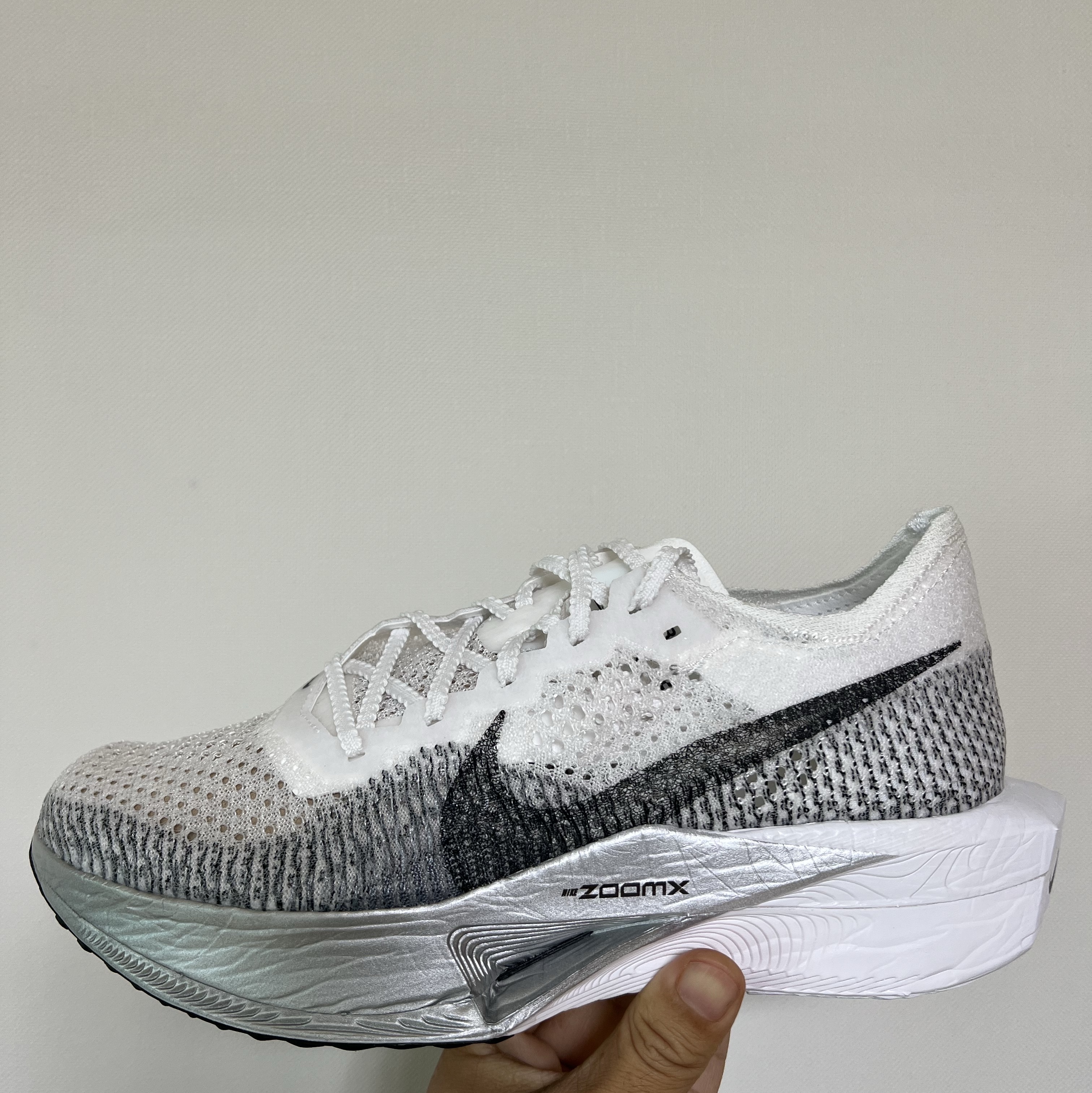Nike ZoomX Vaporfly Next% 3 White Grey 착용 스타일 - 1