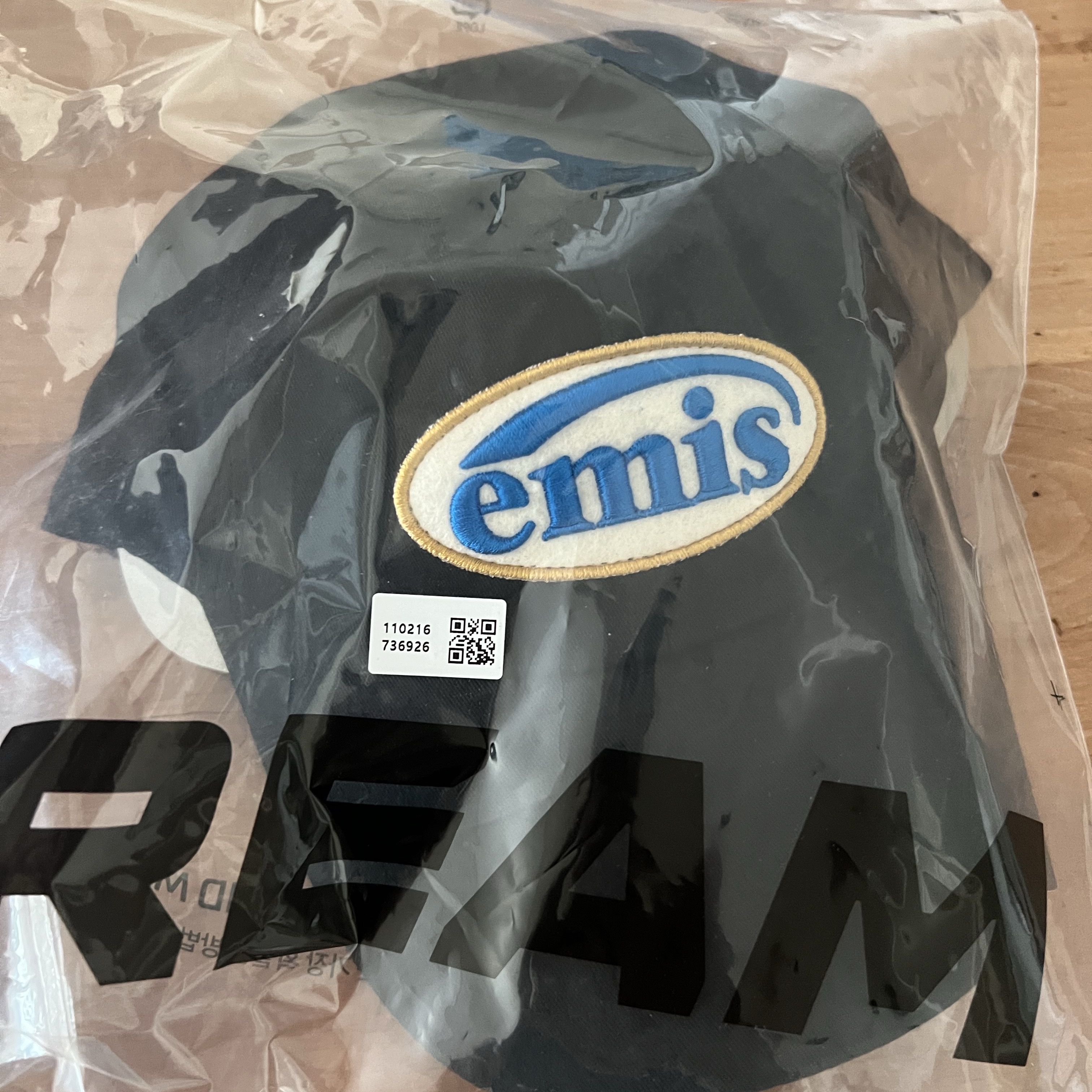 Emis Wappen Ball Cap Black 착용 스타일