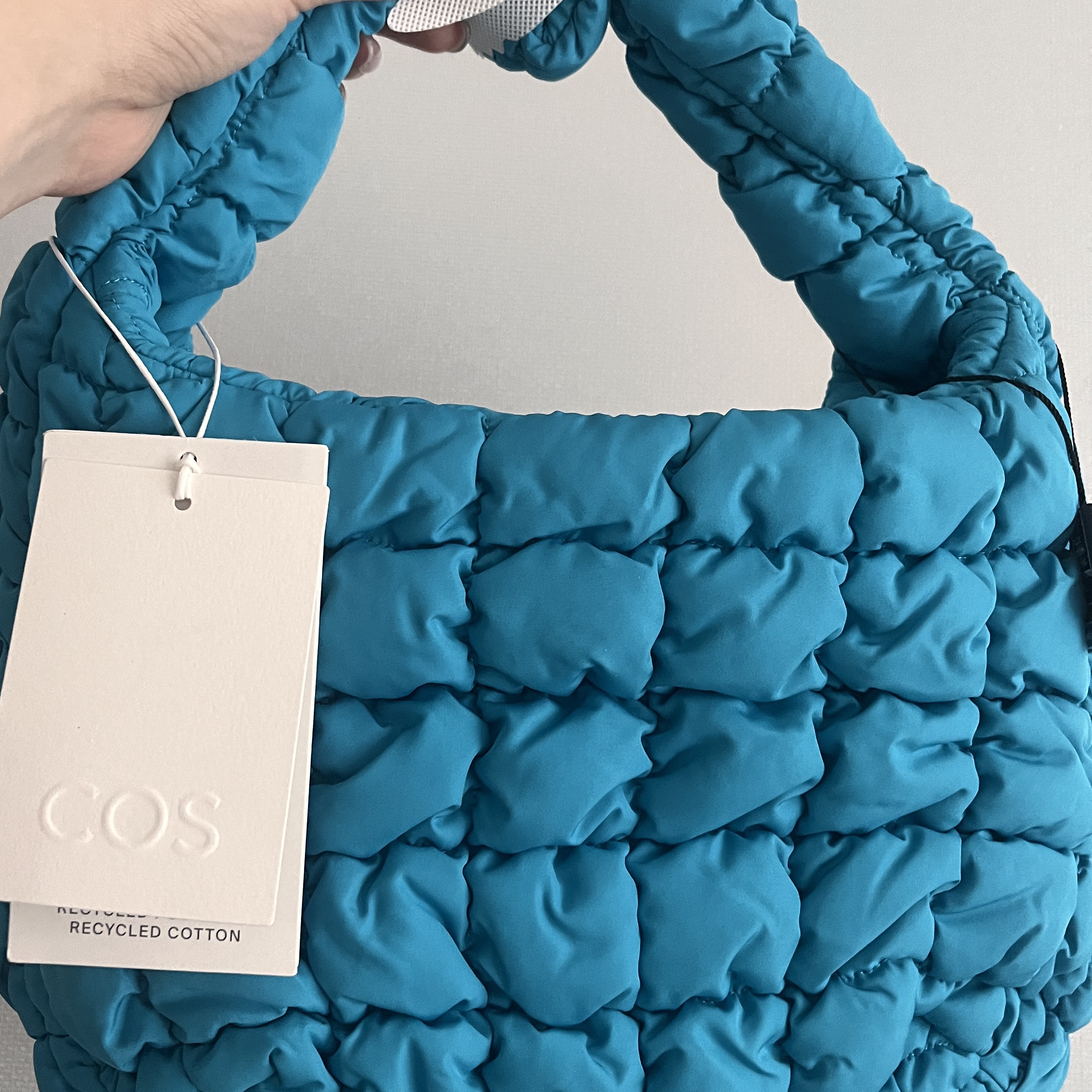COS Quilted Mini Bag Bright Turquoise, COS Quilted Mini Bag Black 착용 스타일 - 3