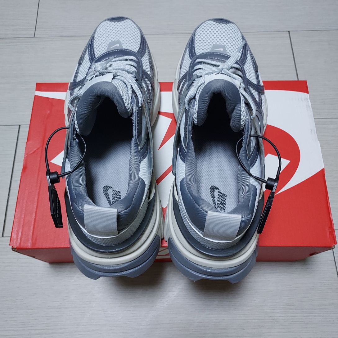 Nike V2K Run Pure Platinum Wolf Grey 착용 스타일 - 3