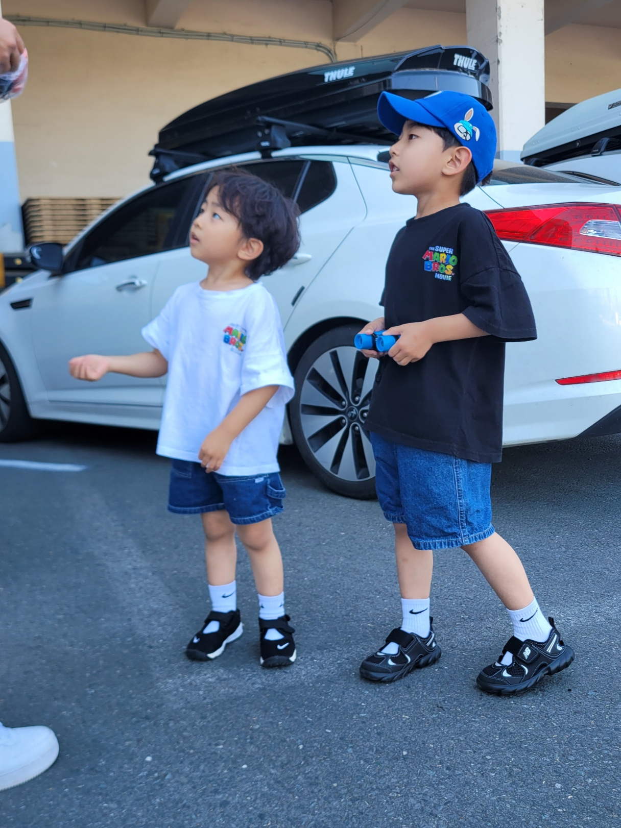 (Kids) New Balance Freedle 920 Sandal Black 착용 스타일 - 1