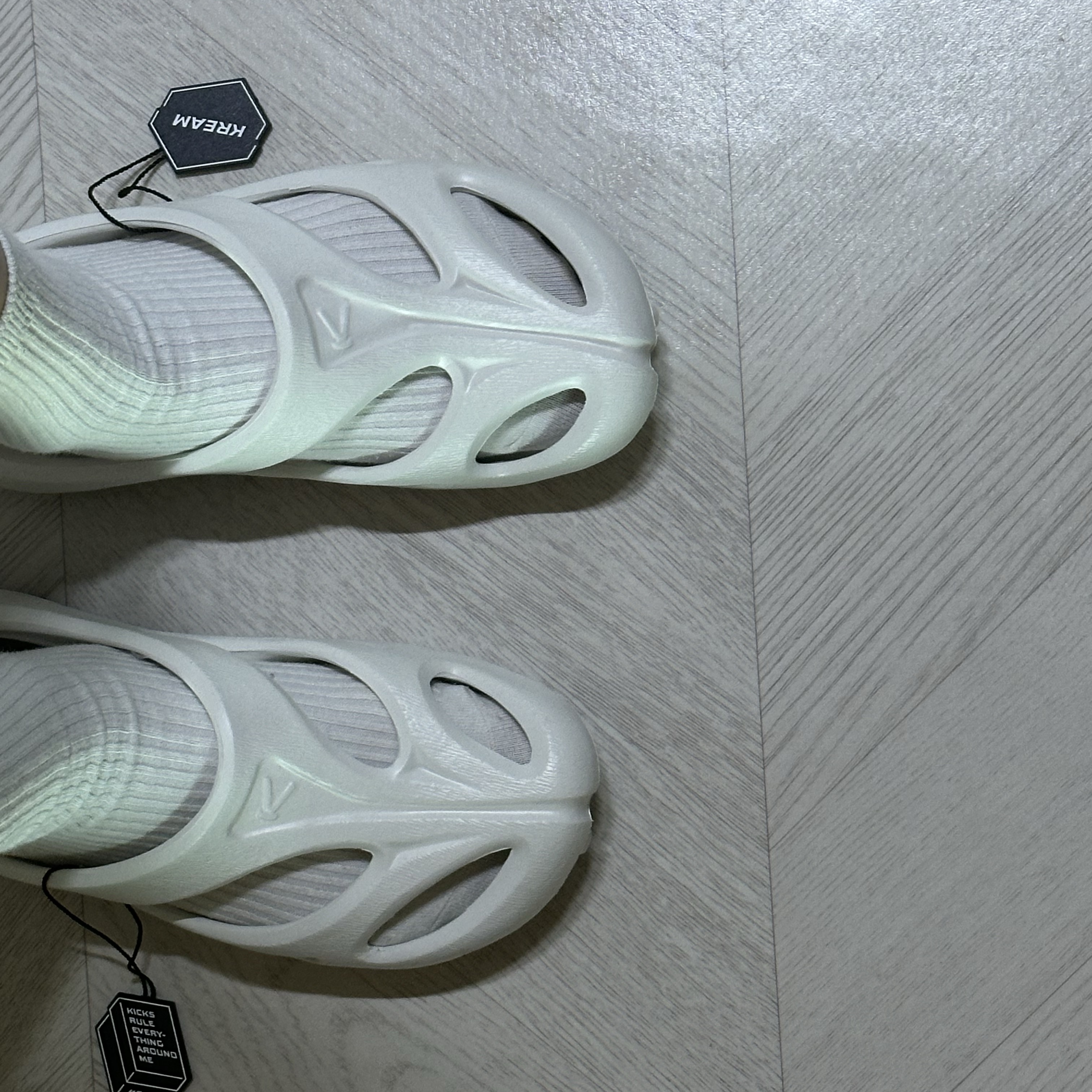 (W) Keen Shanti White Black 착용 스타일
