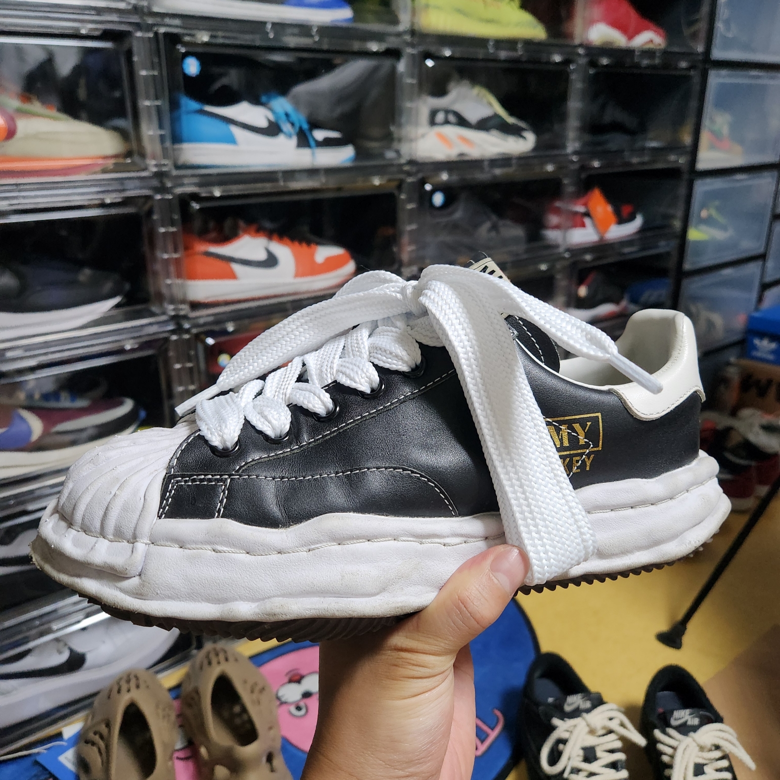 Maison Mihara Yasuhiro Blakey OG Sole Leather Low-top Sneakers Black, Jordan 1 x Travis Scott Retro Low OG SP Black Phantom 착용 스타일 - 2