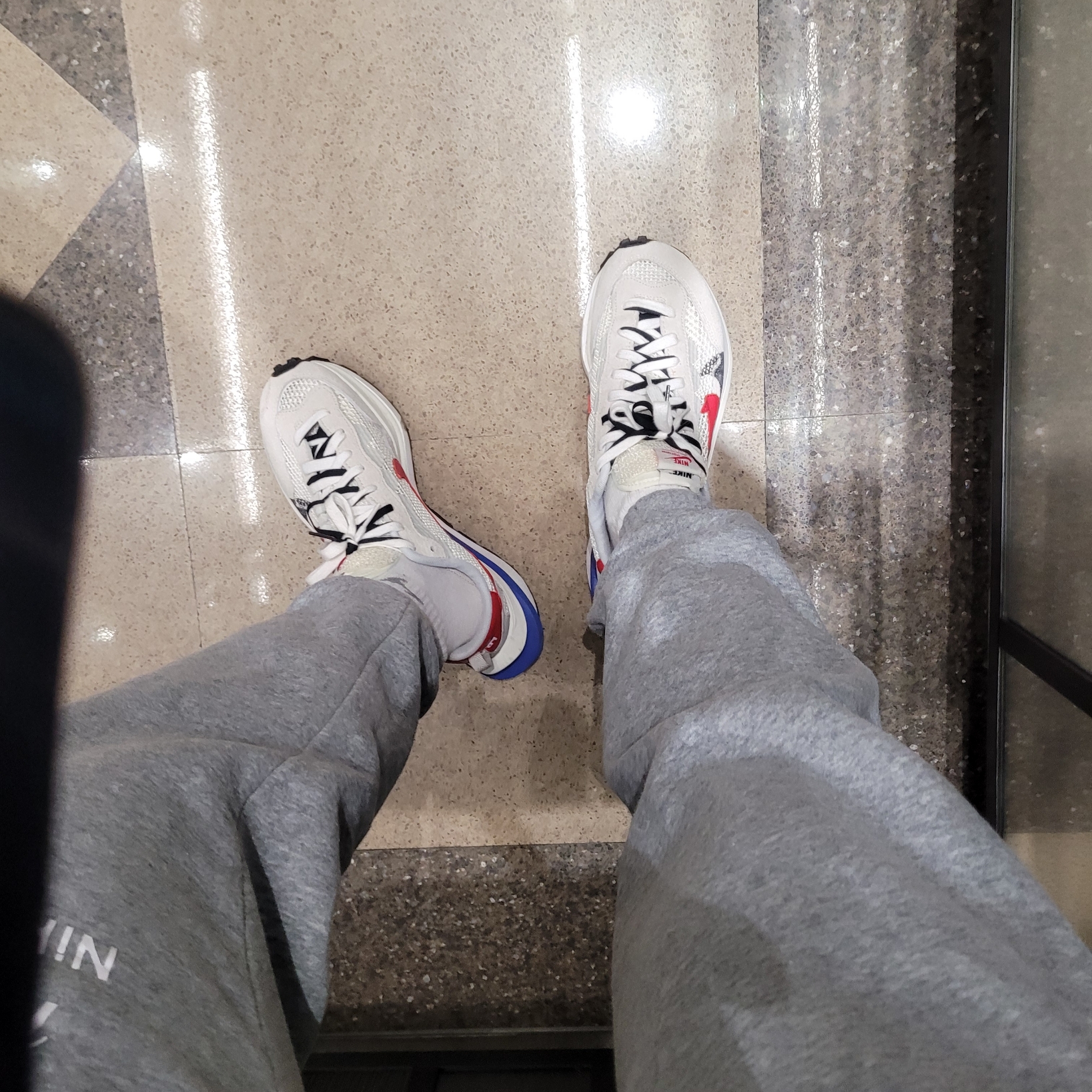 Nike x Sacai VaporWaffle Royal Fuchsia 착용 스타일 - 3