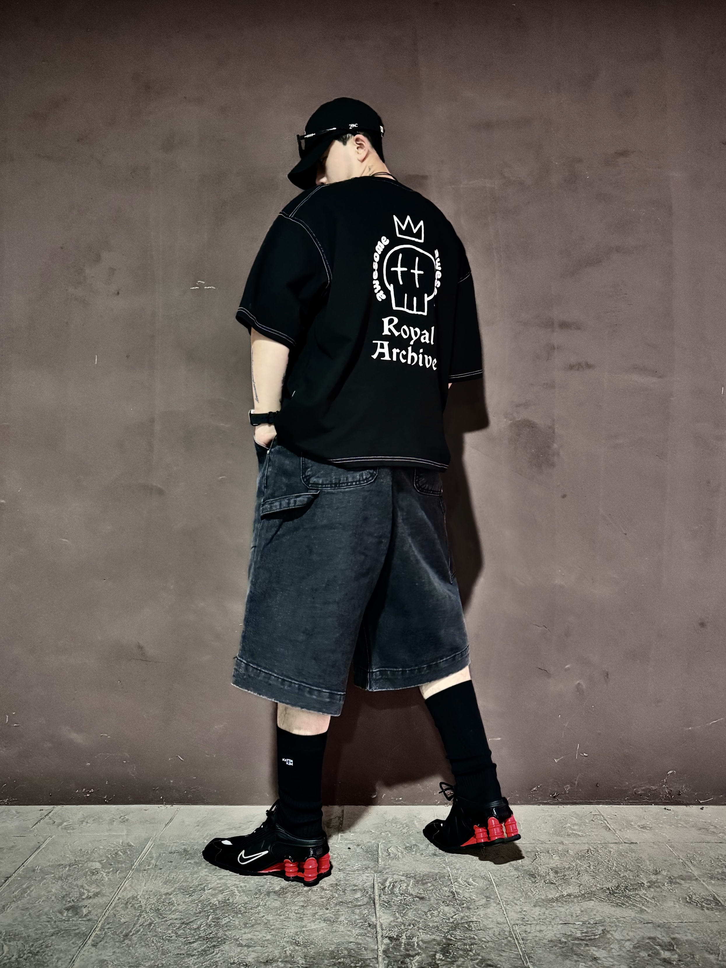 Nike x Martine Rose Shox MR4 Black 착용 스타일 - 2