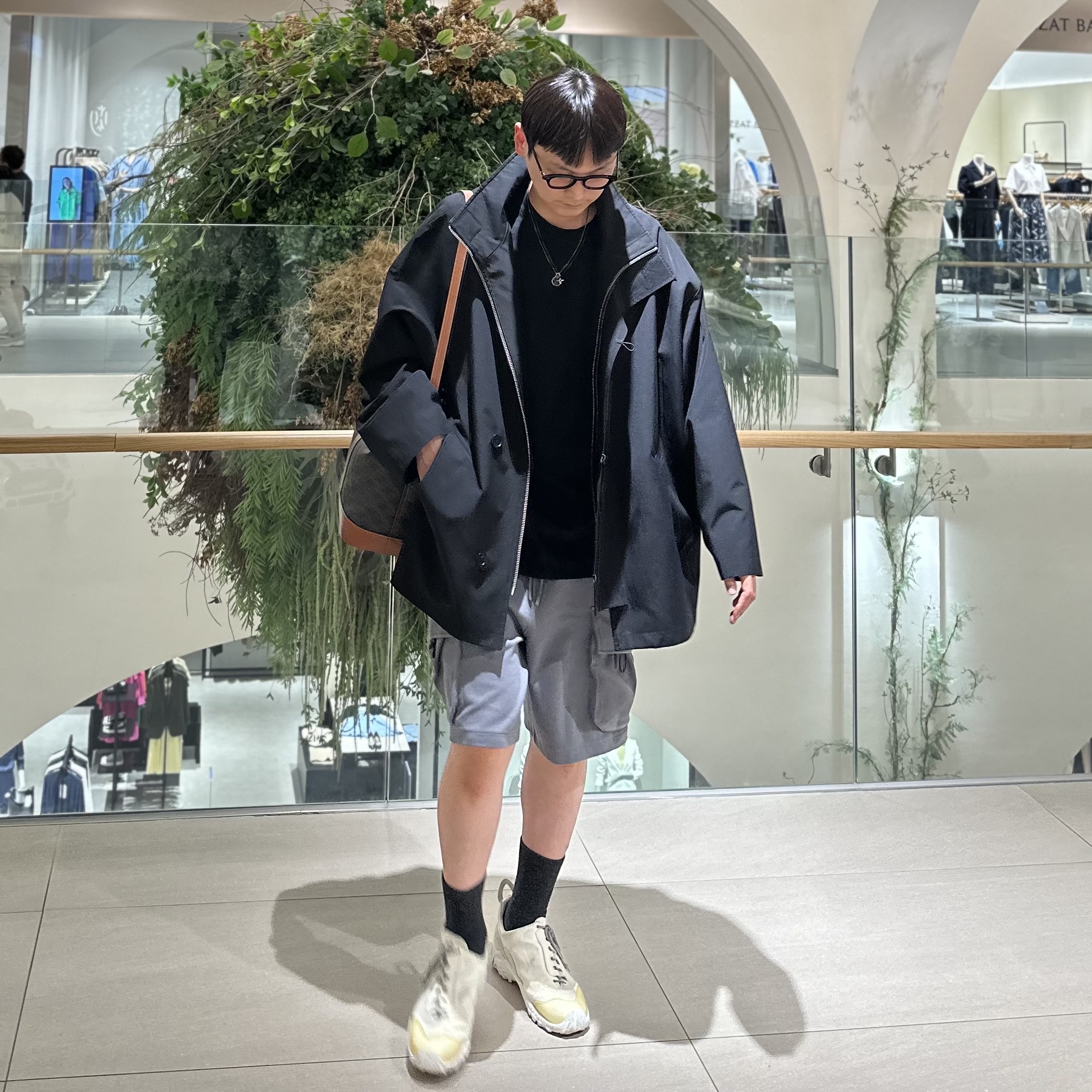 Celine Medium Bucket in Triomphe Canvas and Calfskin Tan, Our Legacy Gabe Shadow Play White Chalk 착용 스타일 - 3