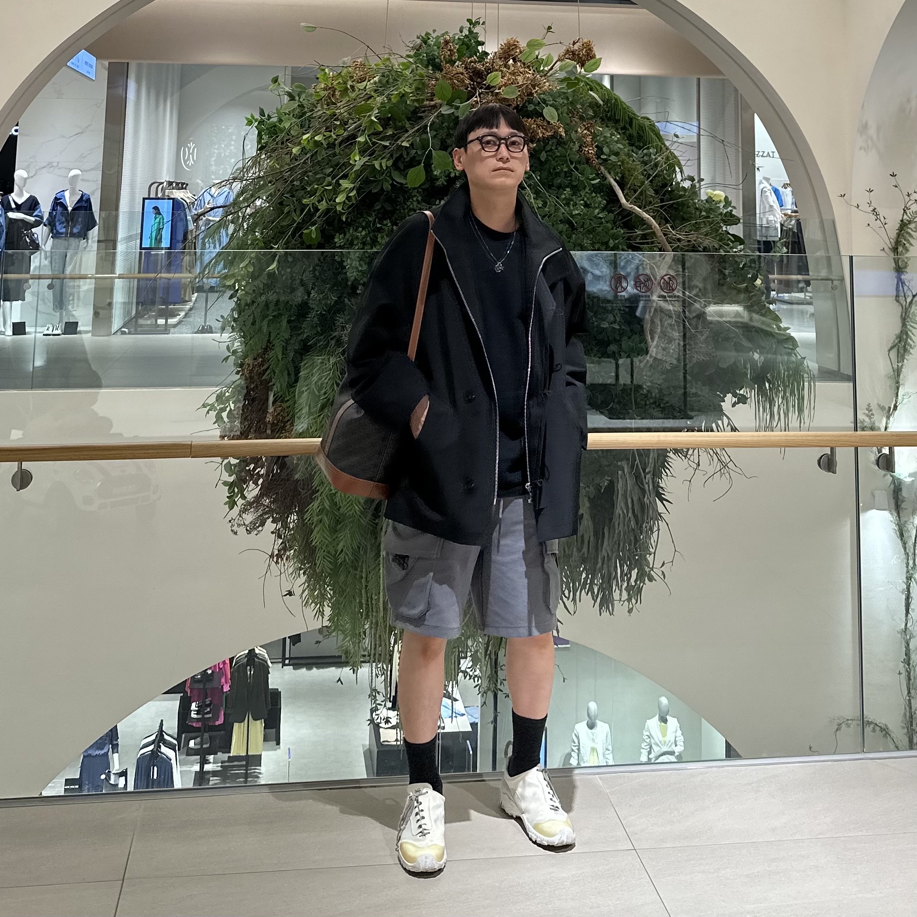 Celine Medium Bucket in Triomphe Canvas and Calfskin Tan, Our Legacy Gabe Shadow Play White Chalk 착용 스타일 - 2