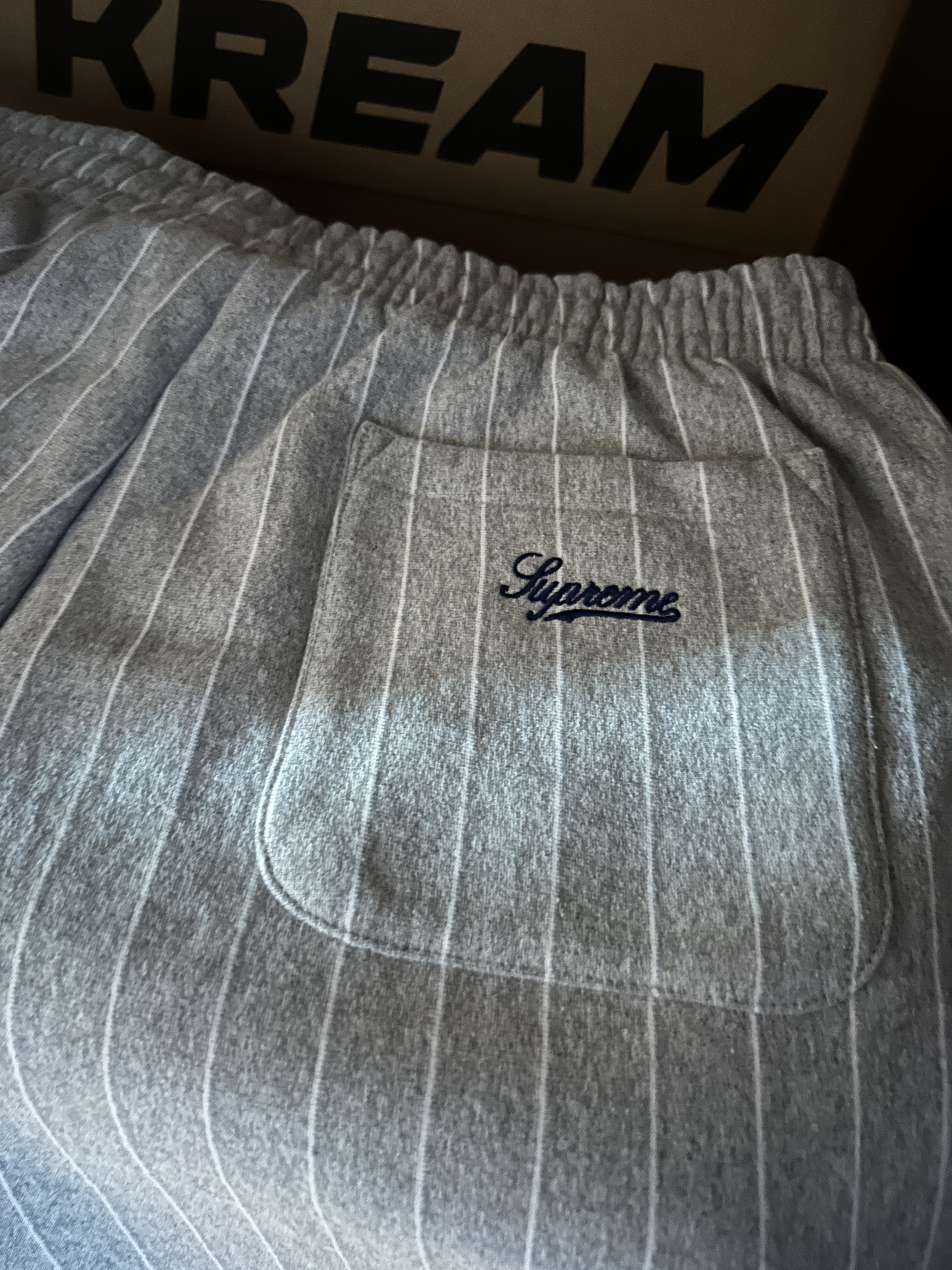 Supreme Pinstripe Crewneck Heather Grey - 24SS, Supreme Pinstripe Sweatshort Heather Grey - 24SS 착용 스타일 - 3