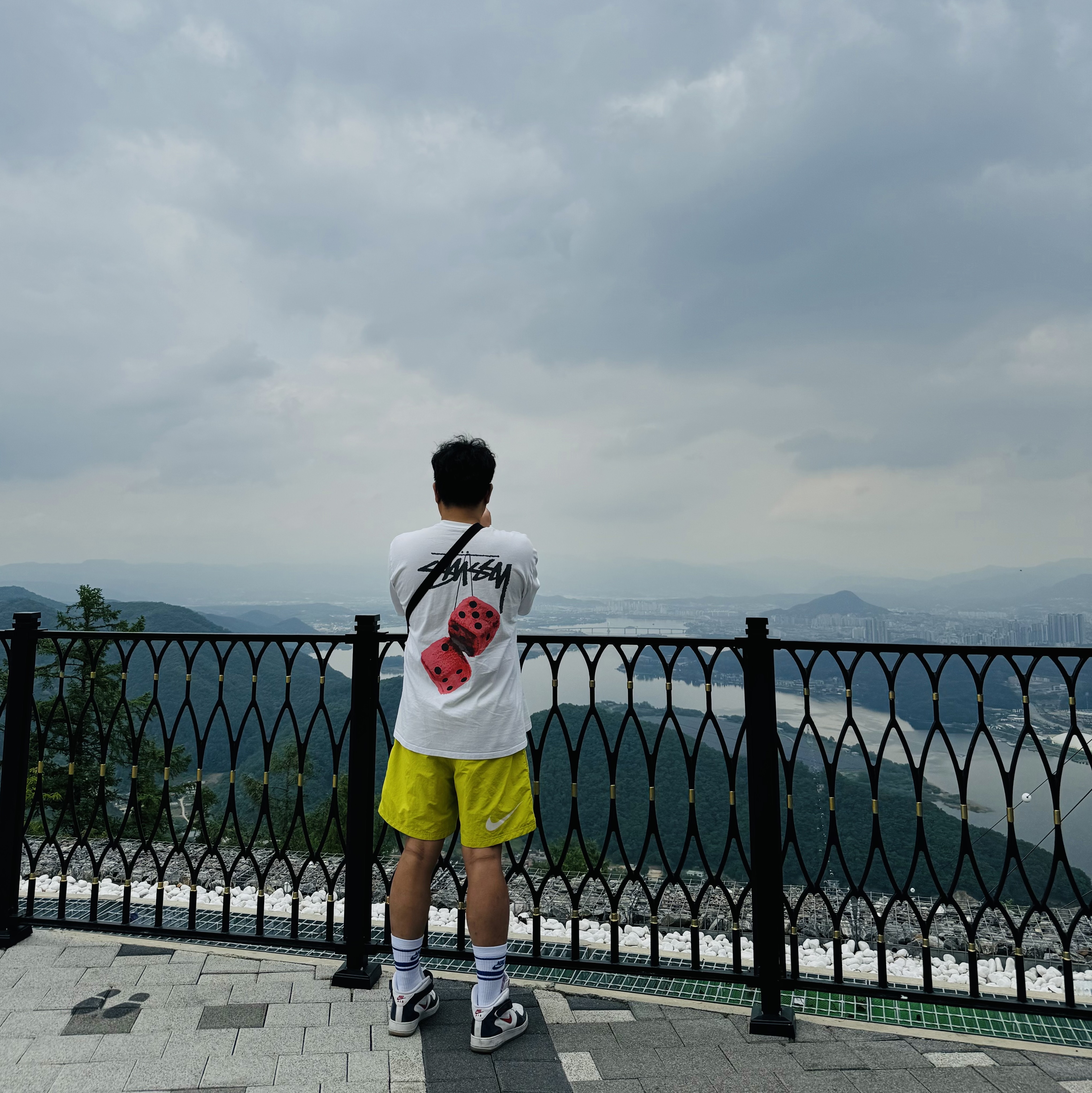 Stussy Fuzzy Dice T-Shirt White, Nike x Stussy Shorts High Voltage (FJ9167-344) 착용 스타일
