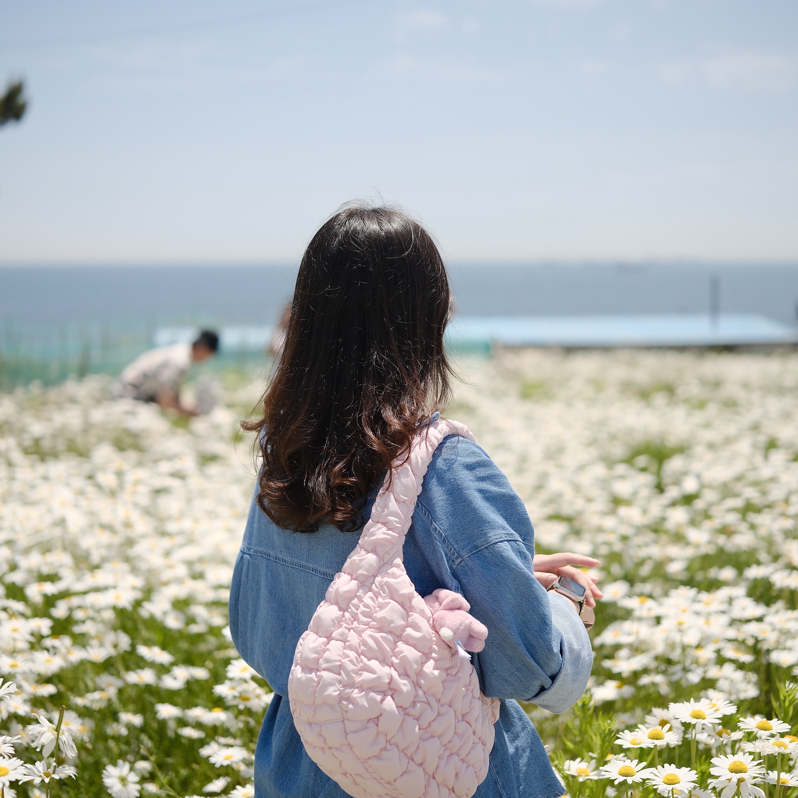 COS Quilted Mini Bag Pink, COS Quilted Mini Bag Light Blue 착용 스타일 - 1