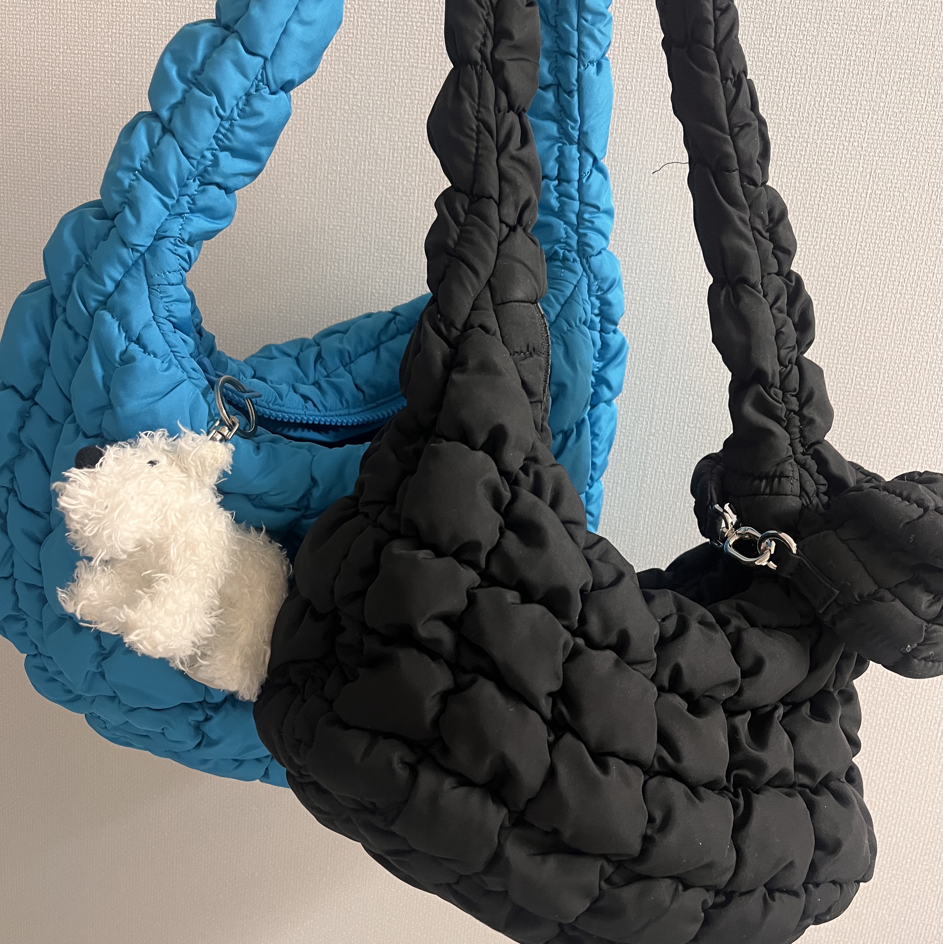 COS Quilted Mini Bag Bright Turquoise, COS Quilted Mini Bag Black 착용 스타일 - 1
