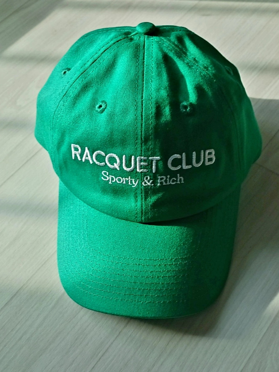Sporty & Rich Racquet Club Hat Grass 착용 스타일
