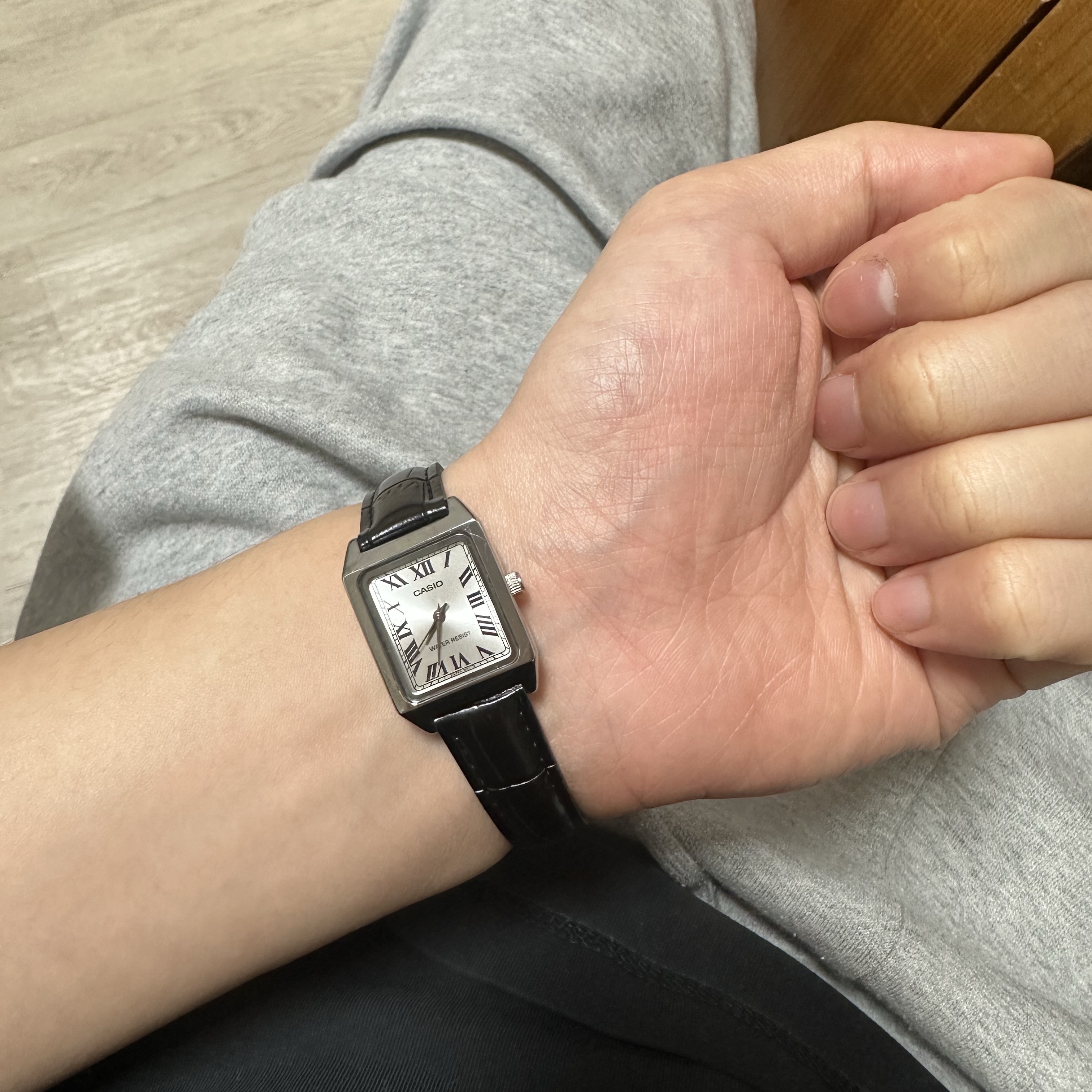 Casio LTP-V007L-7B1 착용 스타일