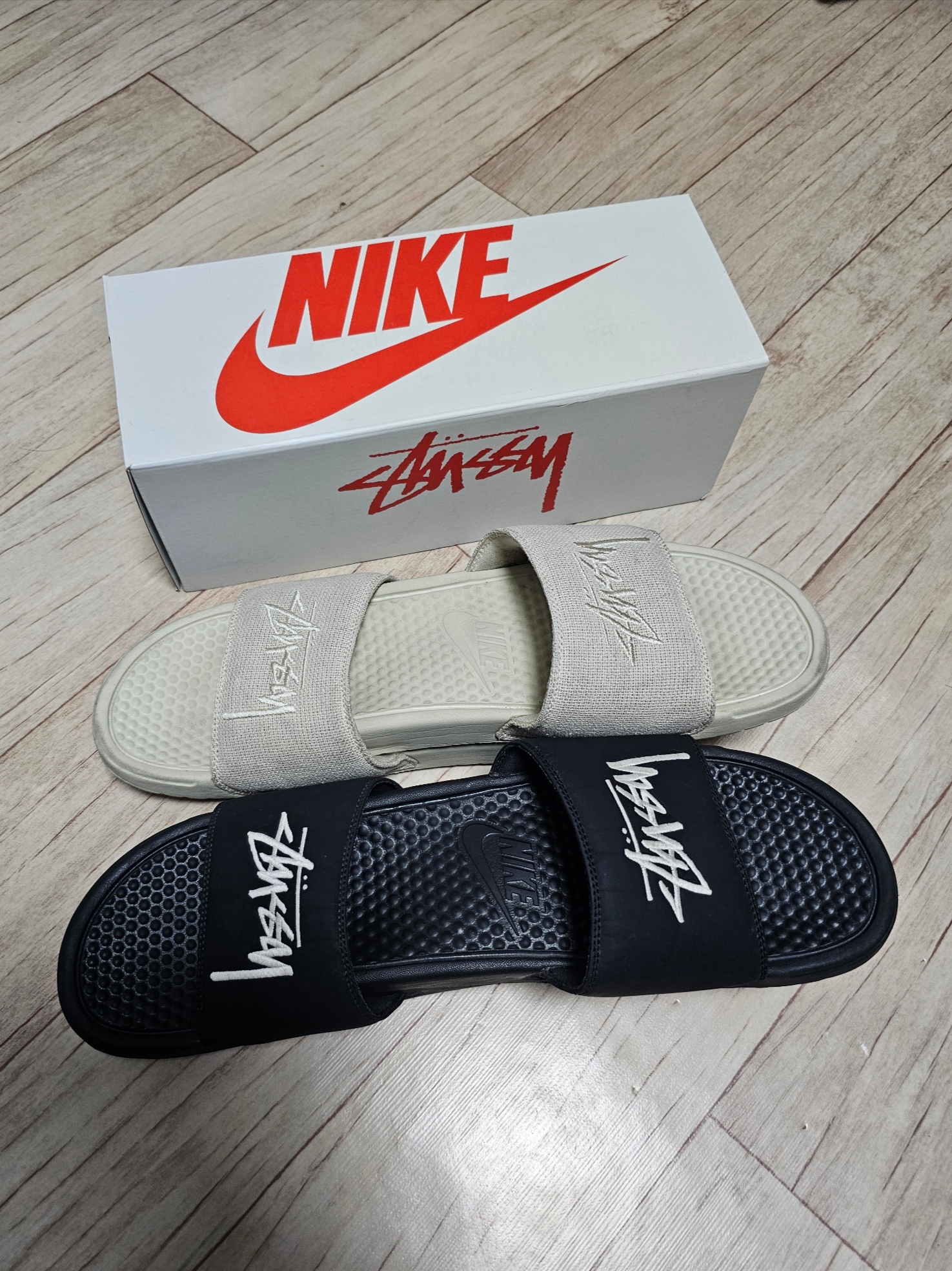 Nike x Stussy Benassi Slide Black, Nike x Stussy Benassi Hemp Slide Fossil Stone 착용 스타일 - 1