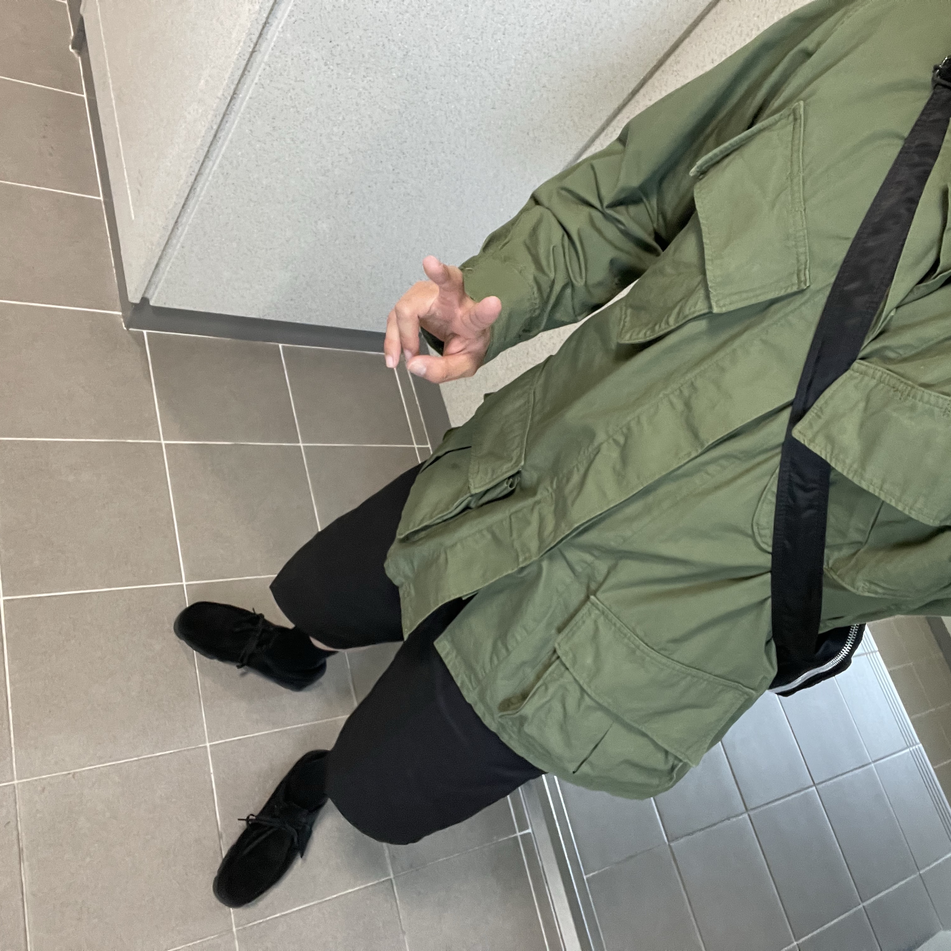 Clarks Wallabee Gore-Tex Black Suede, Porter Tanker Shoulder Bag L Black 착용 스타일 - 1