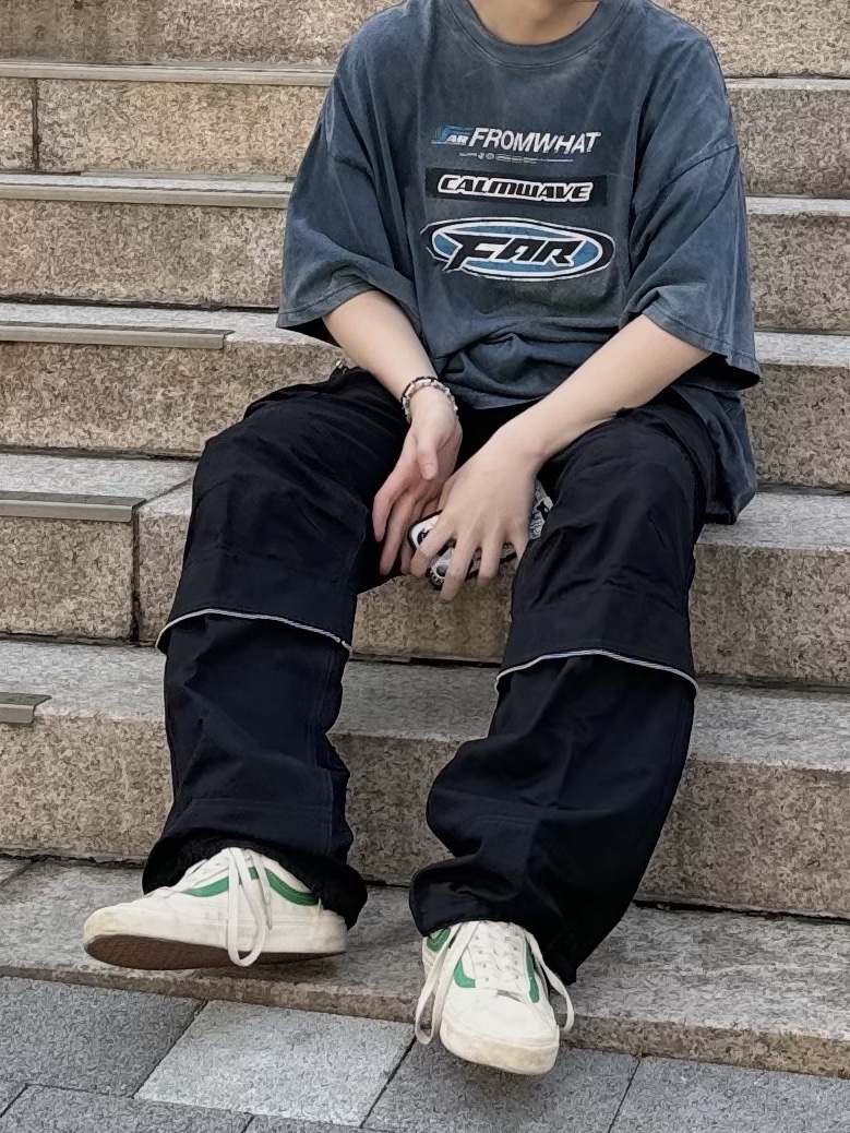 Farfromwhat Far Round Cargo Pants Black, Farfromwhat Far Washed Logo T-Shirt Navy 착용 스타일 - 1