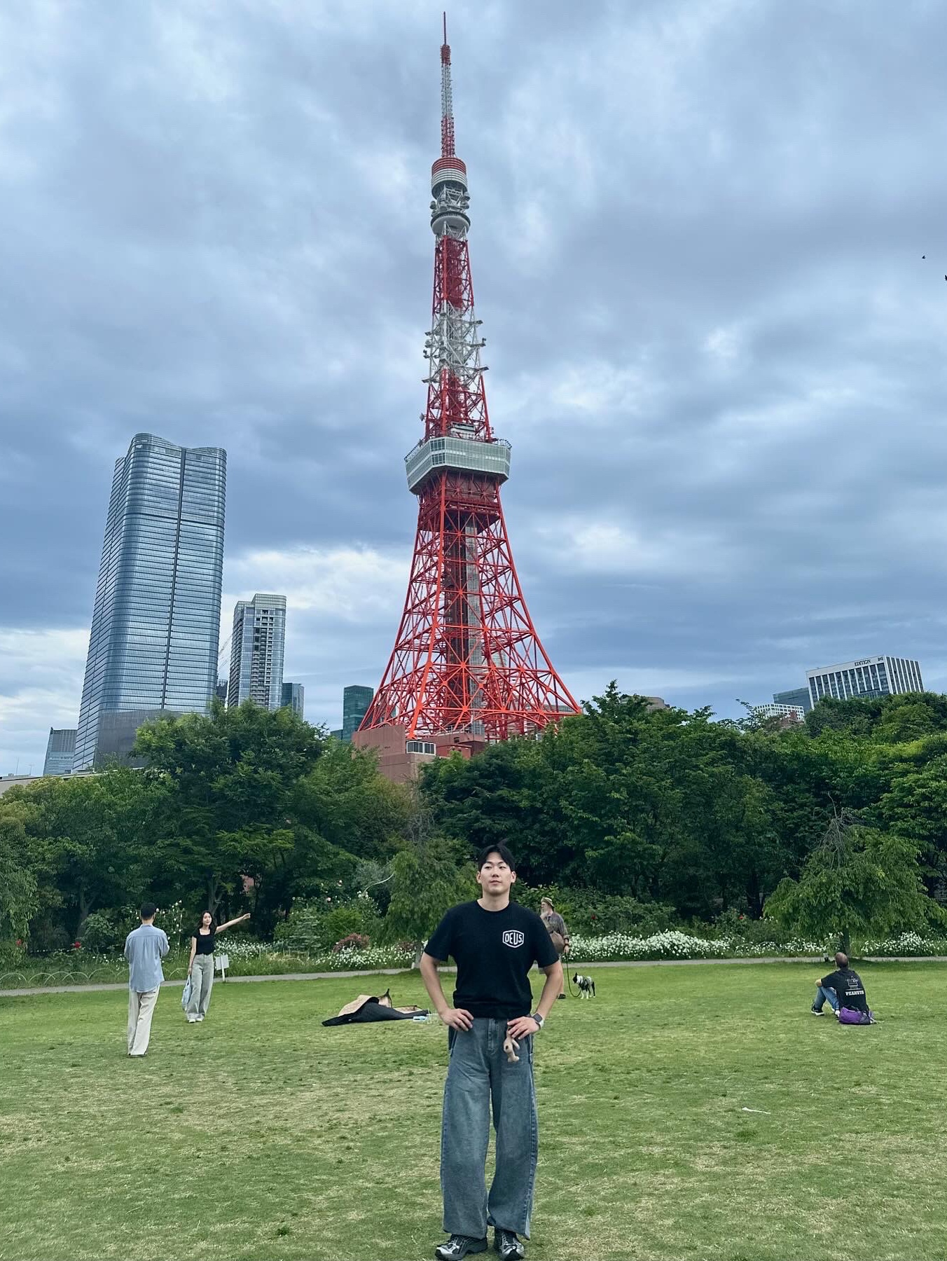 데우스 엑스 마키나 도쿄 아사쿠사 어드레스 티셔츠 블랙, 코스 나일론 크로스바디 새들백 라이트 그레이 스톤 착용 스타일 - 2