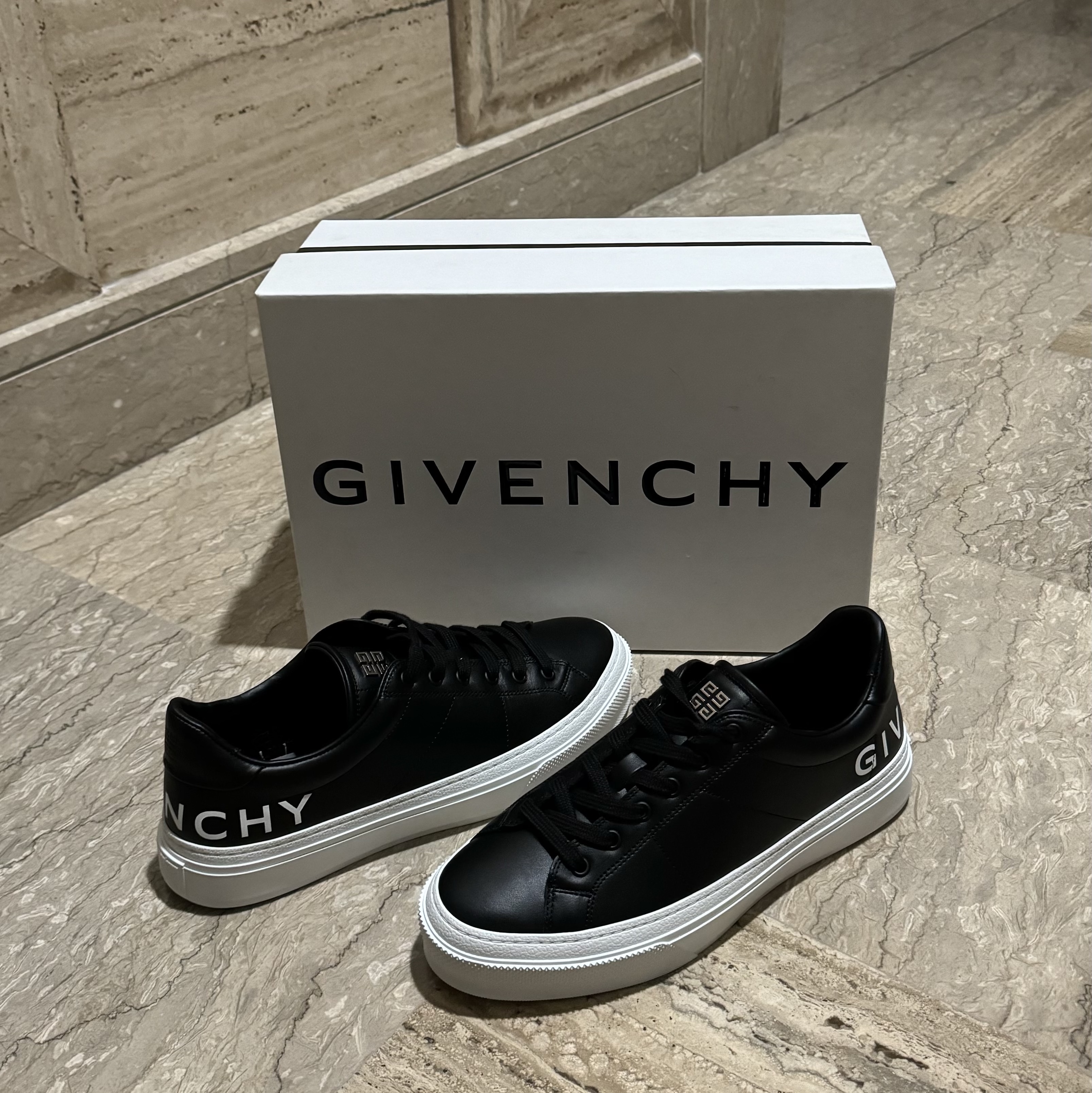 Givenchy City Sport Sneakers in Leather White 착용 스타일 - 1