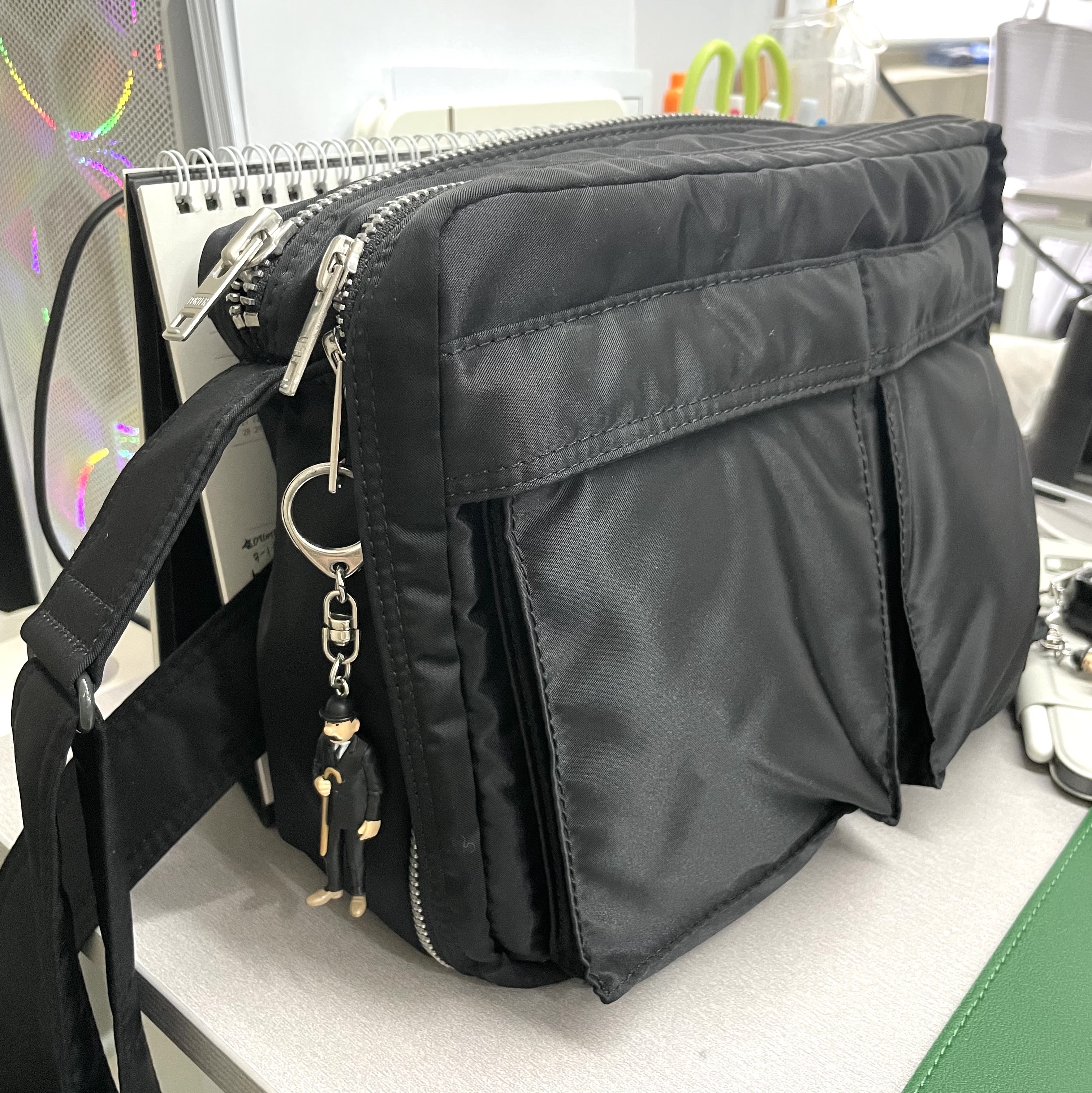 Porter Tanker Shoulder Bag L Black, Porter Freestyle Multi Coin Case Black 착용 스타일 - 2