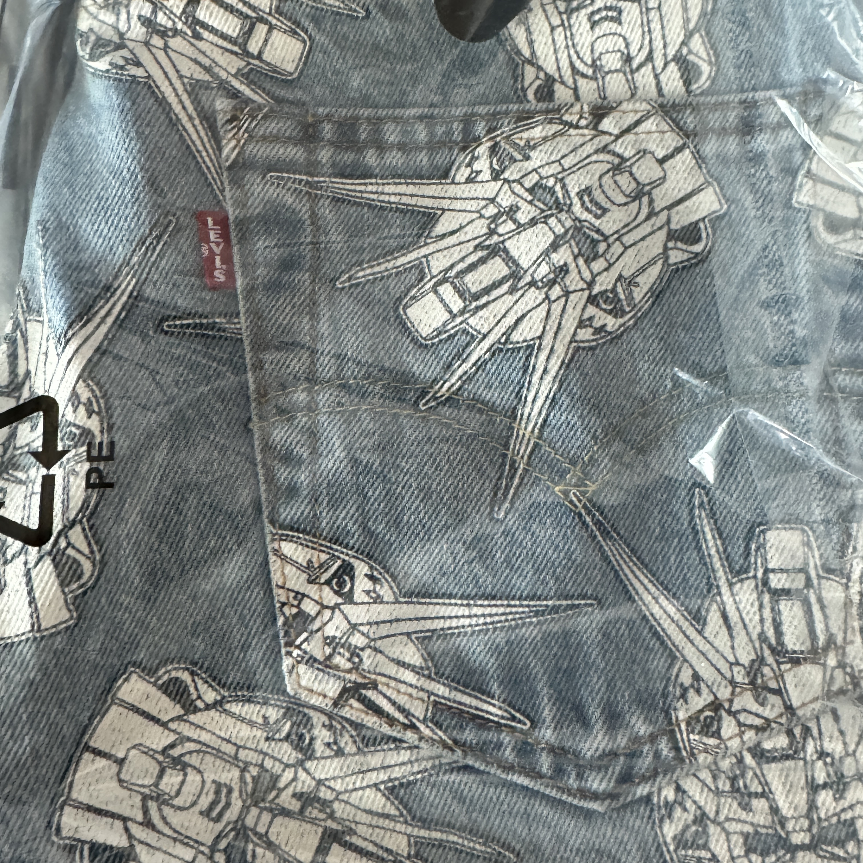 Levi's x Gundam Seed '93 501 Jeans Starfighter 착용 스타일