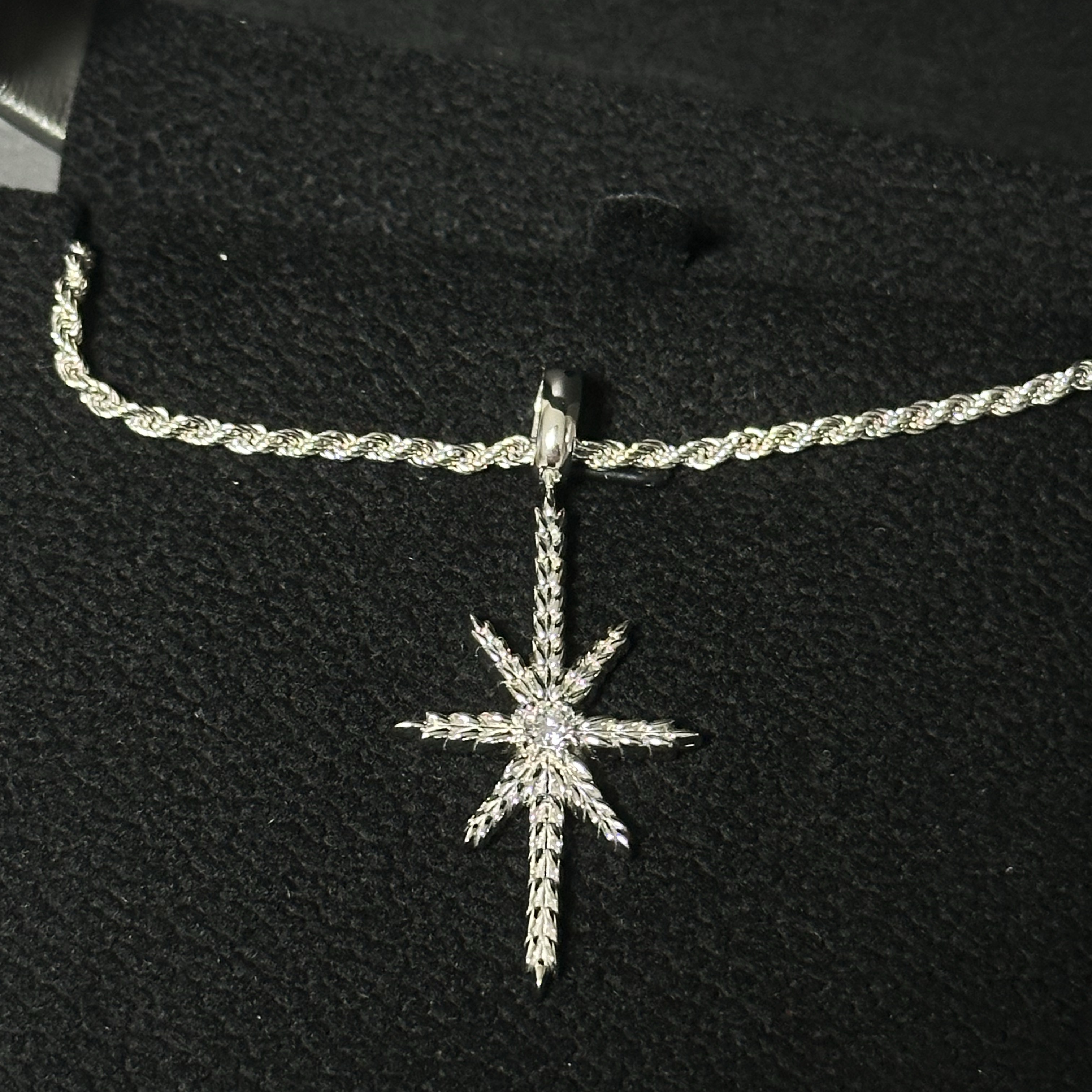 [KREAM 단독 / 프리오더] KID MIILI x DAVID AVLN Glacier Diamond Pendant 착용 스타일