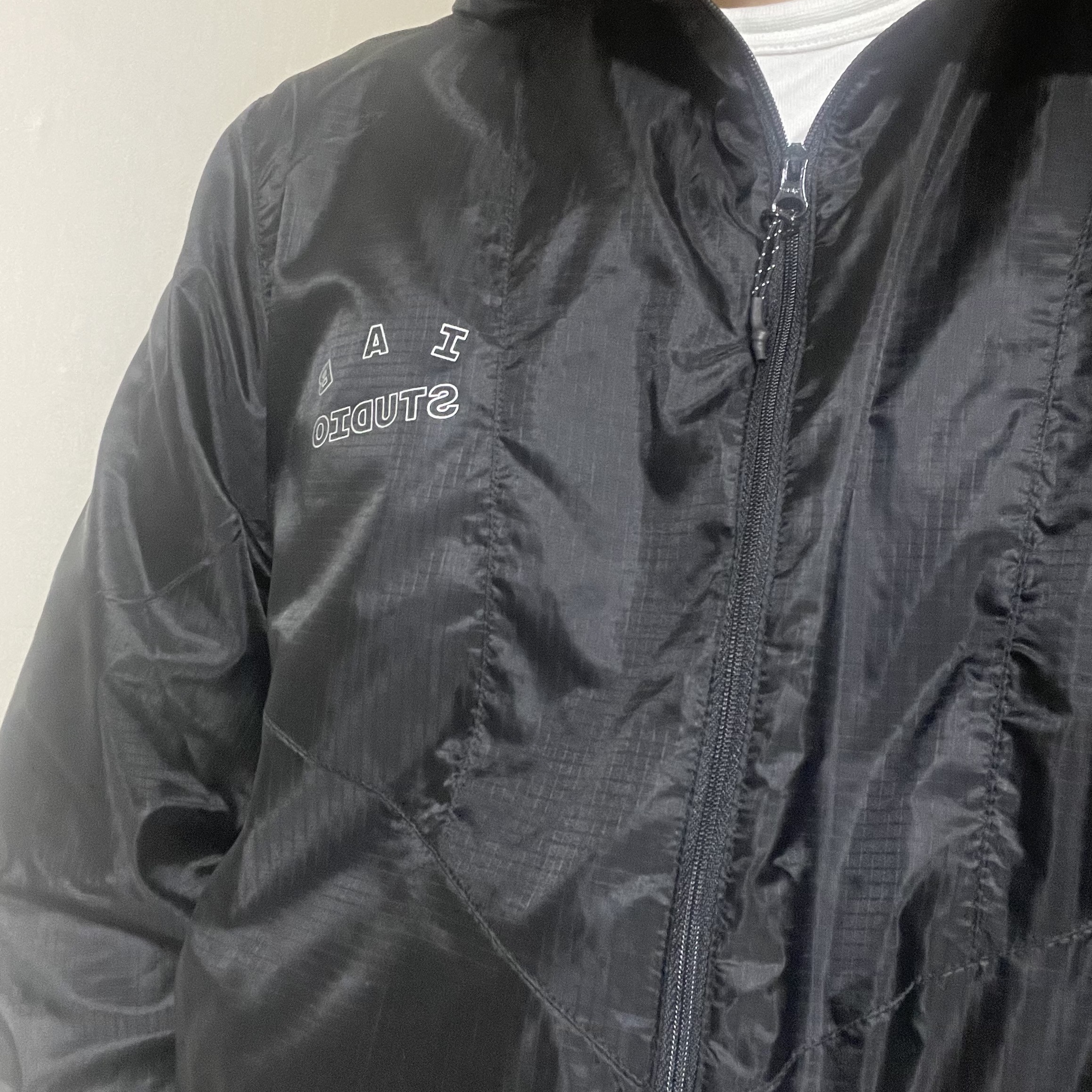 IAB Studio Ripstop Wind Jacket Black 착용 스타일 - 1