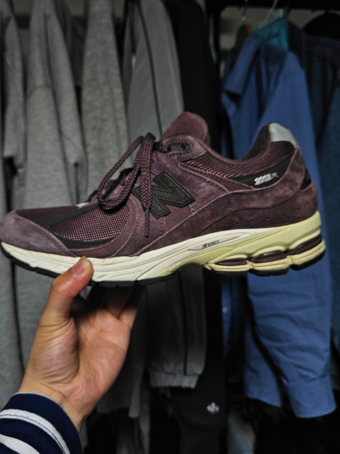 New Balance 2002R Truffle Rich Earth 착용 스타일