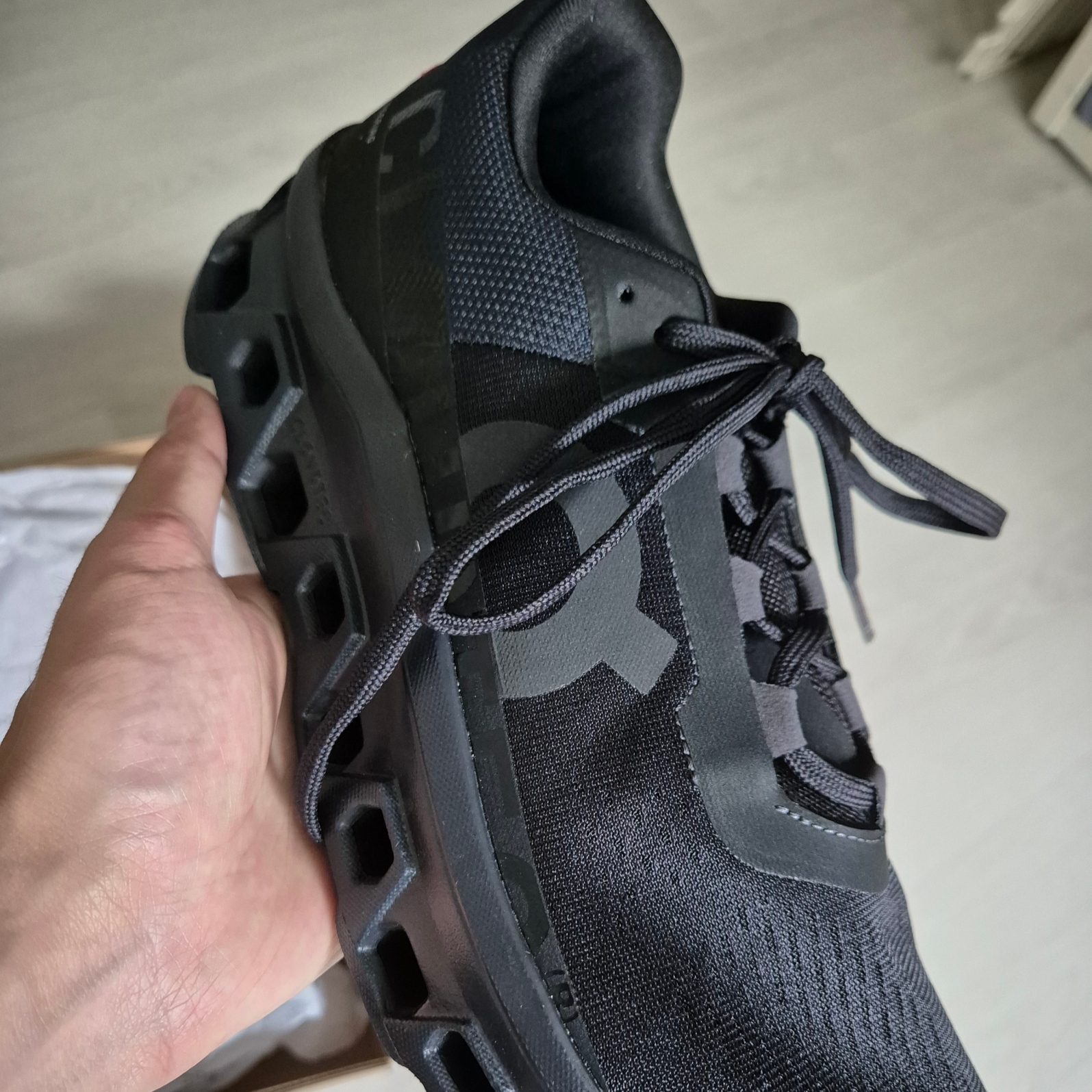On Running Cloudmonster All Black 착용 스타일 - 1