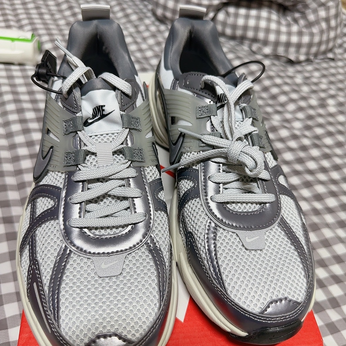 Nike V2K Run Pure Platinum Wolf Grey 착용 스타일