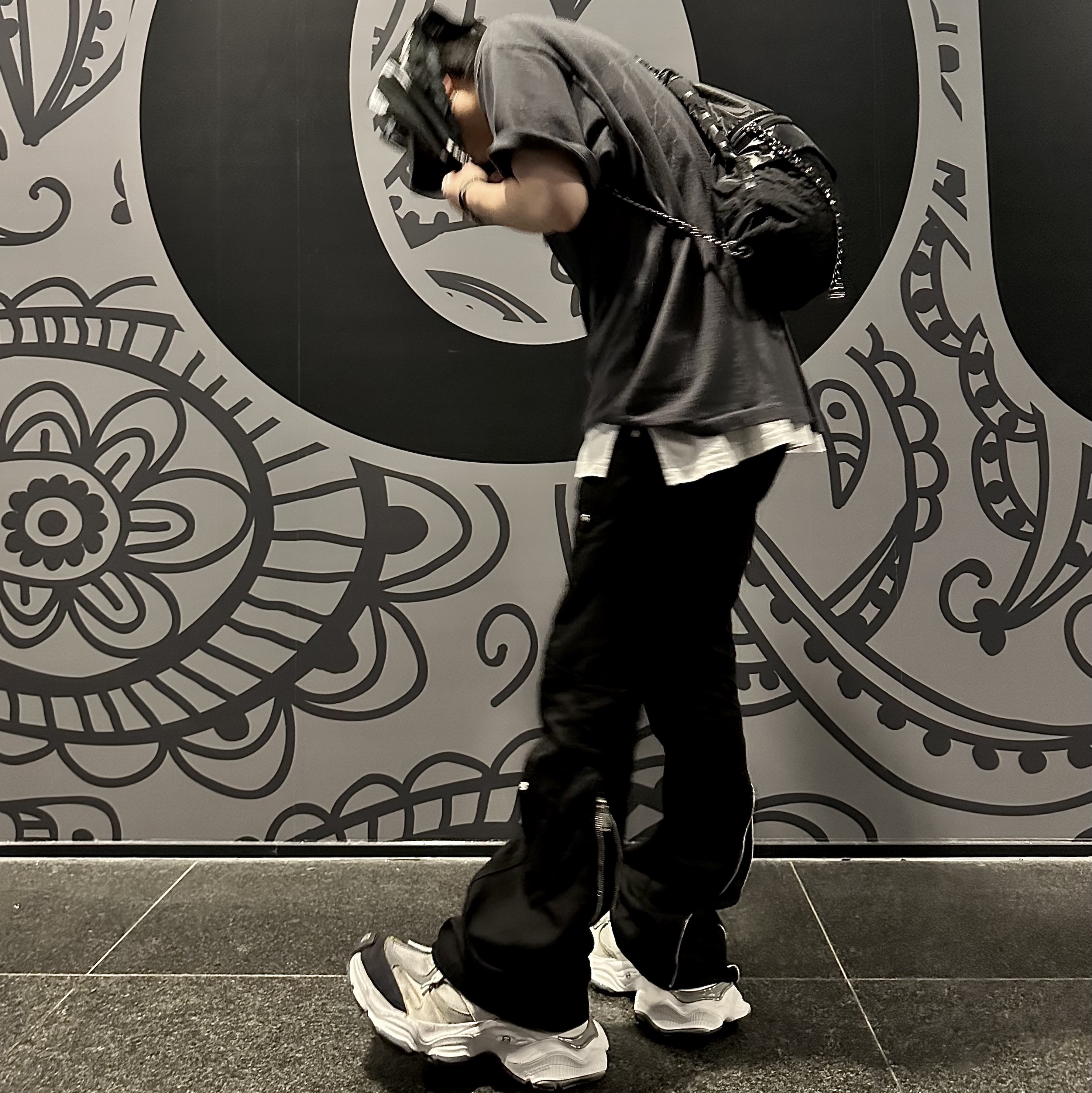 Balenciaga Cargo Sneakers White Grey 착용 스타일 - 2