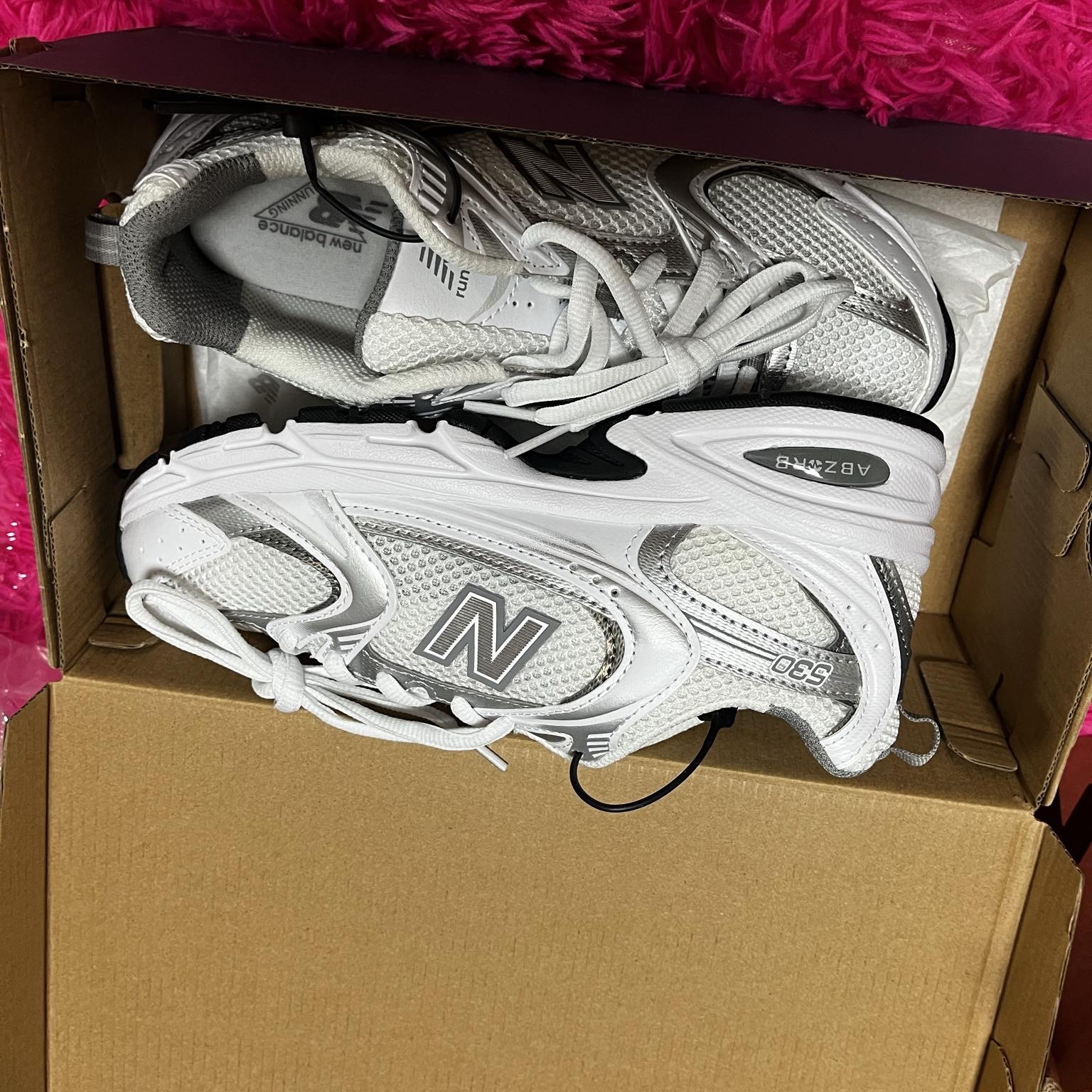 New Balance 530 White Silver 착용 스타일 - 1